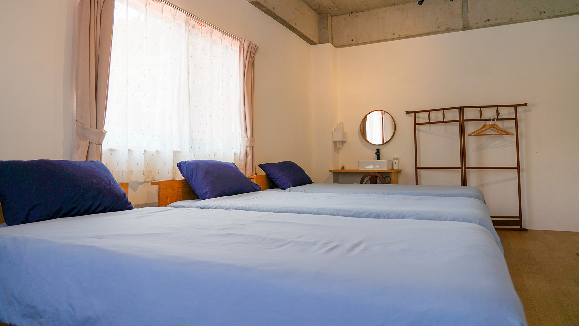 ・【トリプルルーム】シャワールーム・トイレ付きのお部屋です