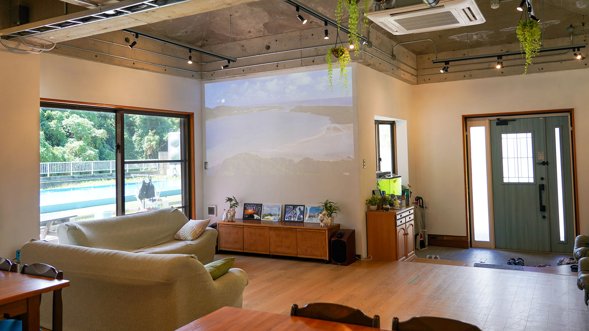 ・【リビングスペース】プロジェクターに投影可能。旅の思い出をみんなで共有しませんか