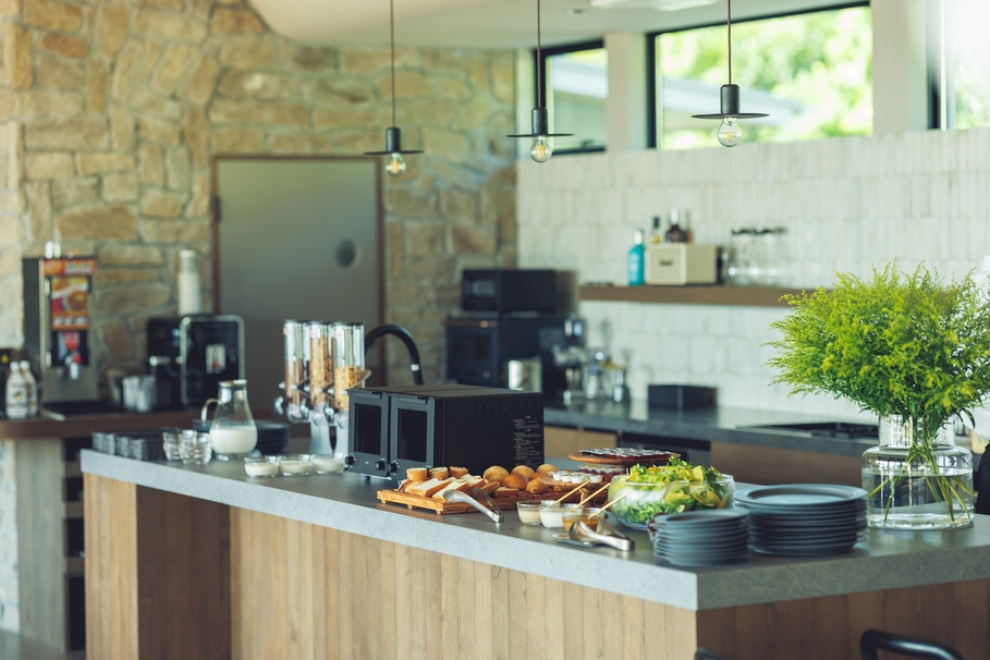 ◇夏旅◇＜全室プライベートプール付＞オーシャンビューのラウンジで楽しむ軽食ビュッフェ【朝食付】