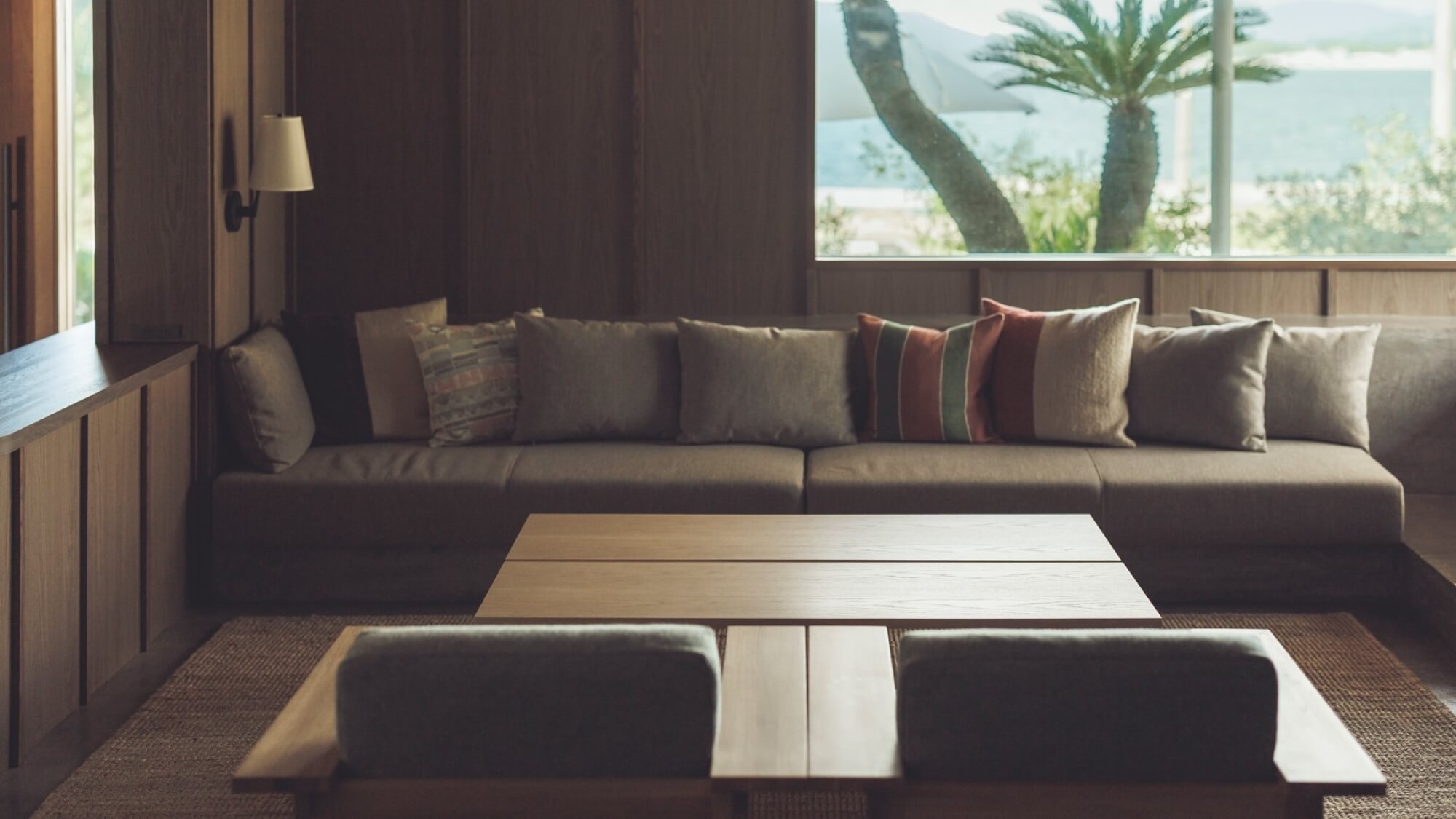 ■宿泊者専用ラウンジ：屋内ソファ席