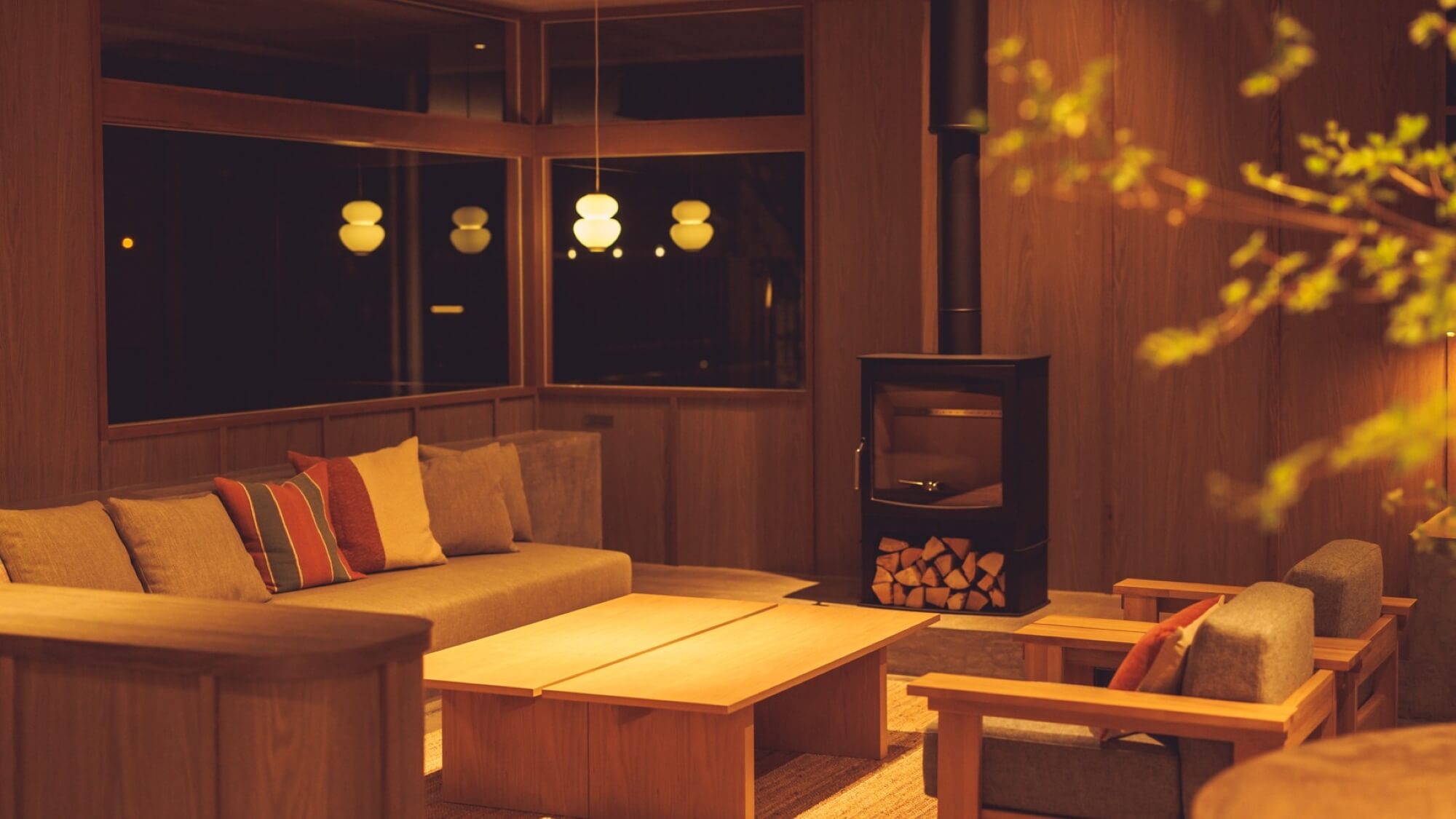 ■宿泊者専用ラウンジ：暖炉スペース