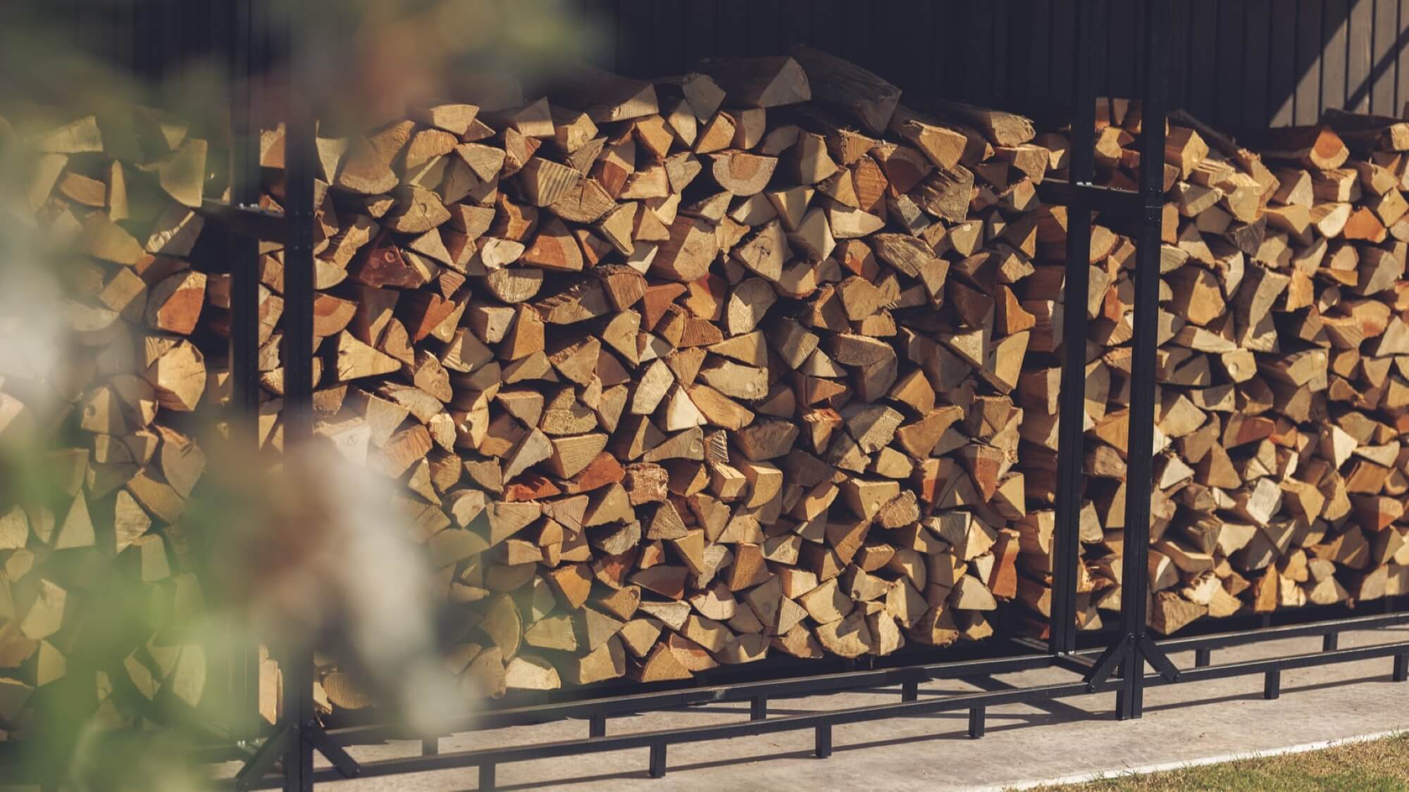 ■宿泊者専用ラウンジ：薪置き場