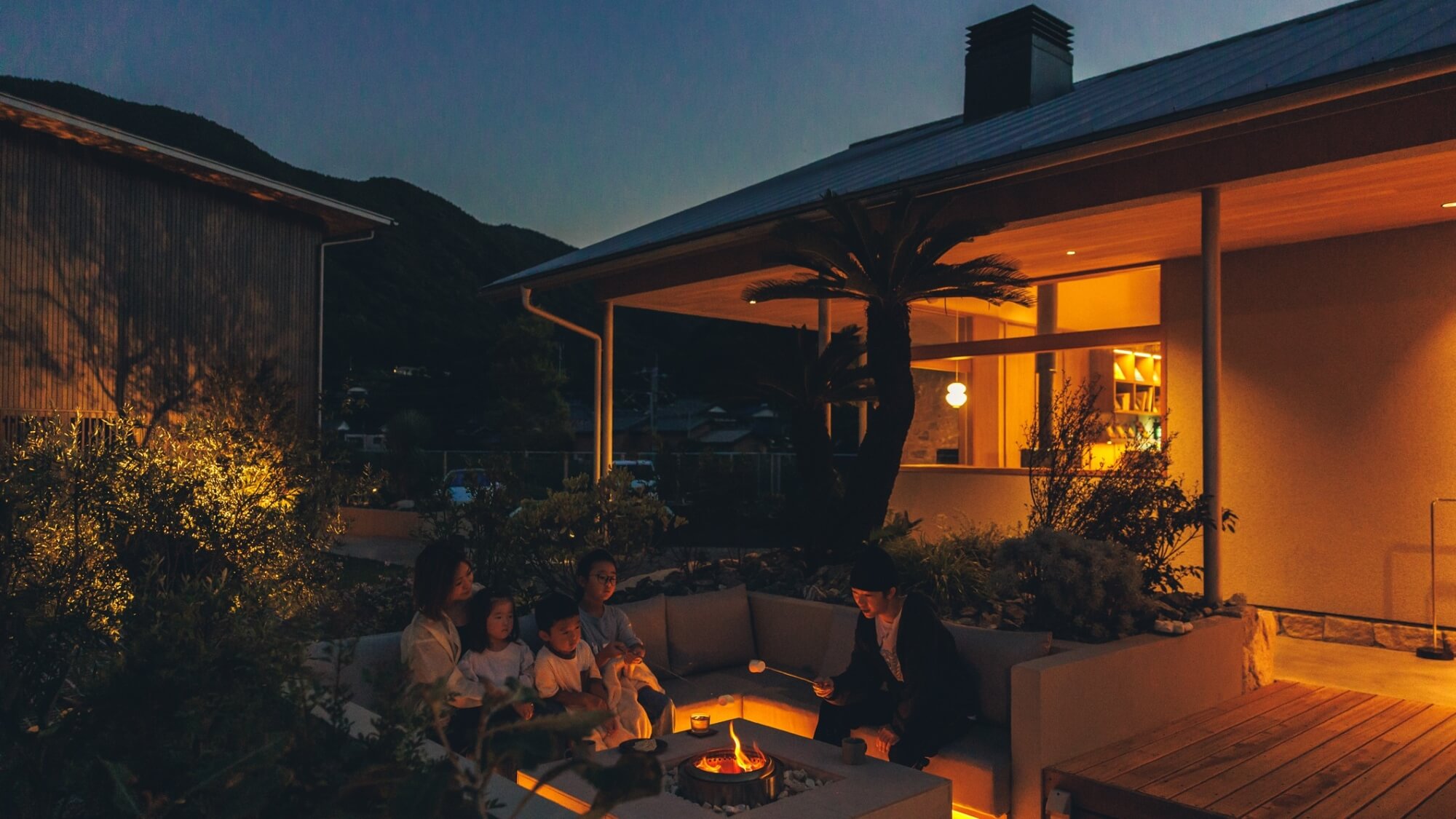 ■宿泊者専用ラウンジ：焚き火