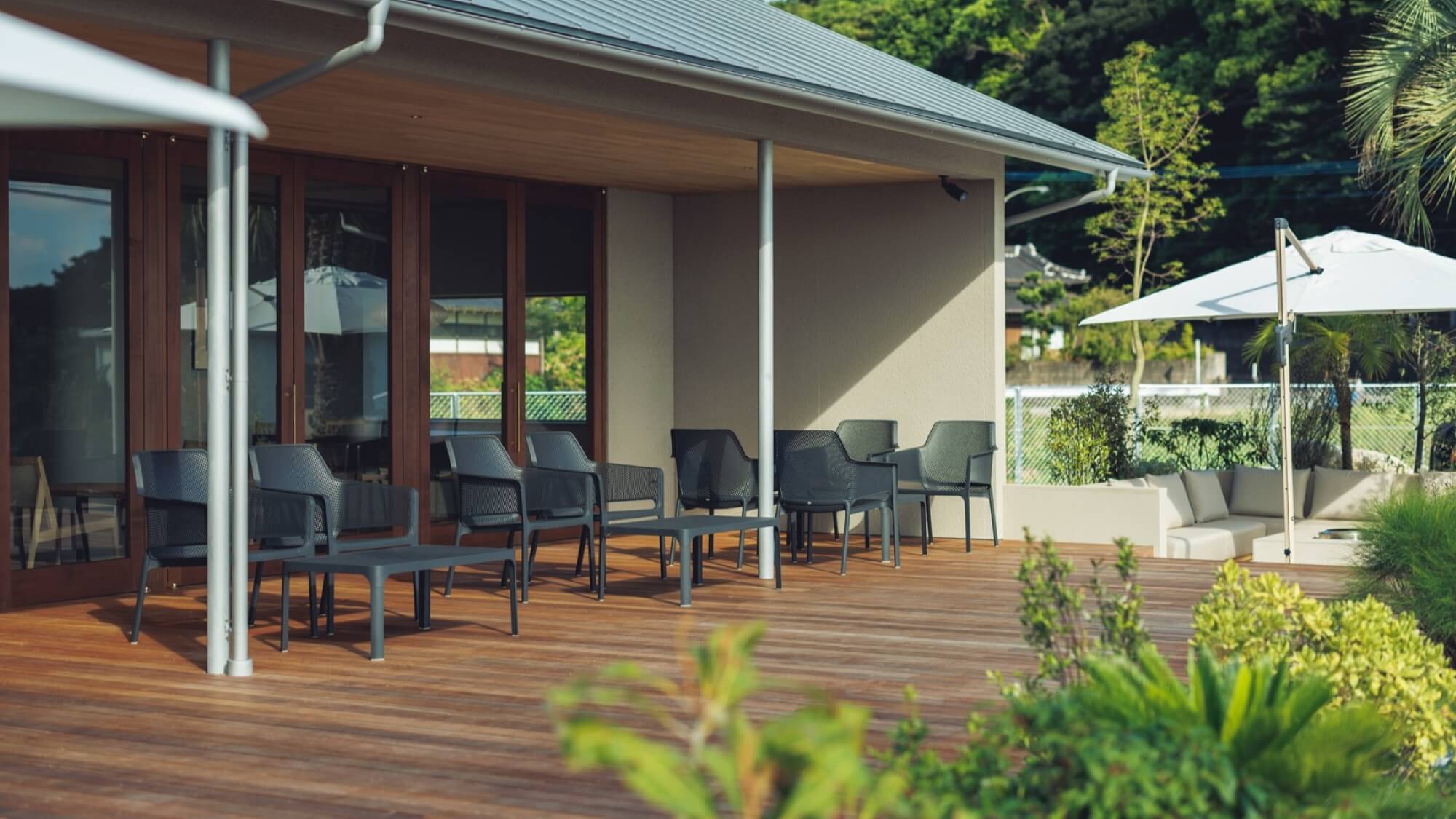 ■宿泊者専用ラウンジ：テラス席