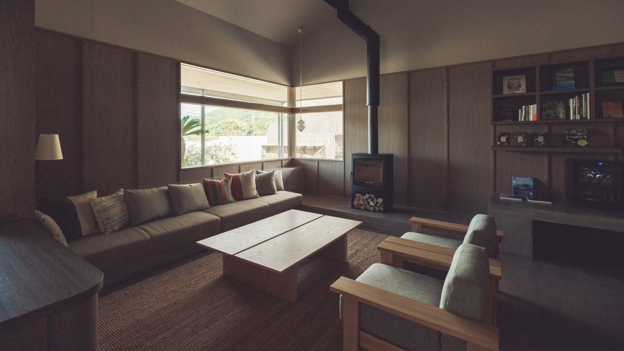 ■宿泊者専用ラウンジ：屋内ソファ席