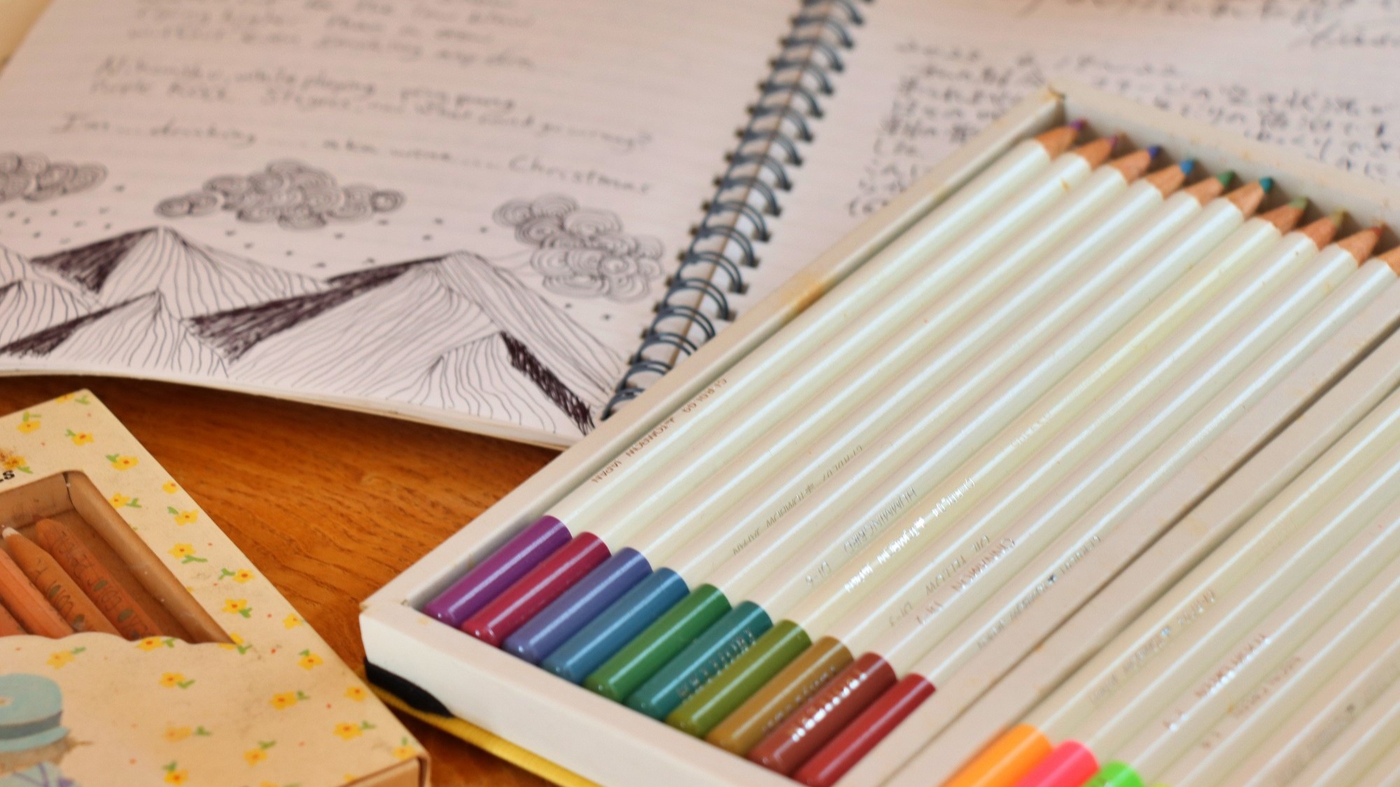 【お客様自由帳】色鉛筆を置いておりますのでぜひ景色等を書いてみてください。