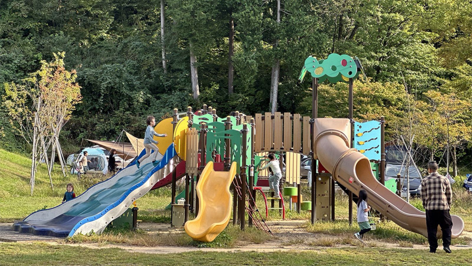 お子様がめいっぱい楽しめる大型遊具