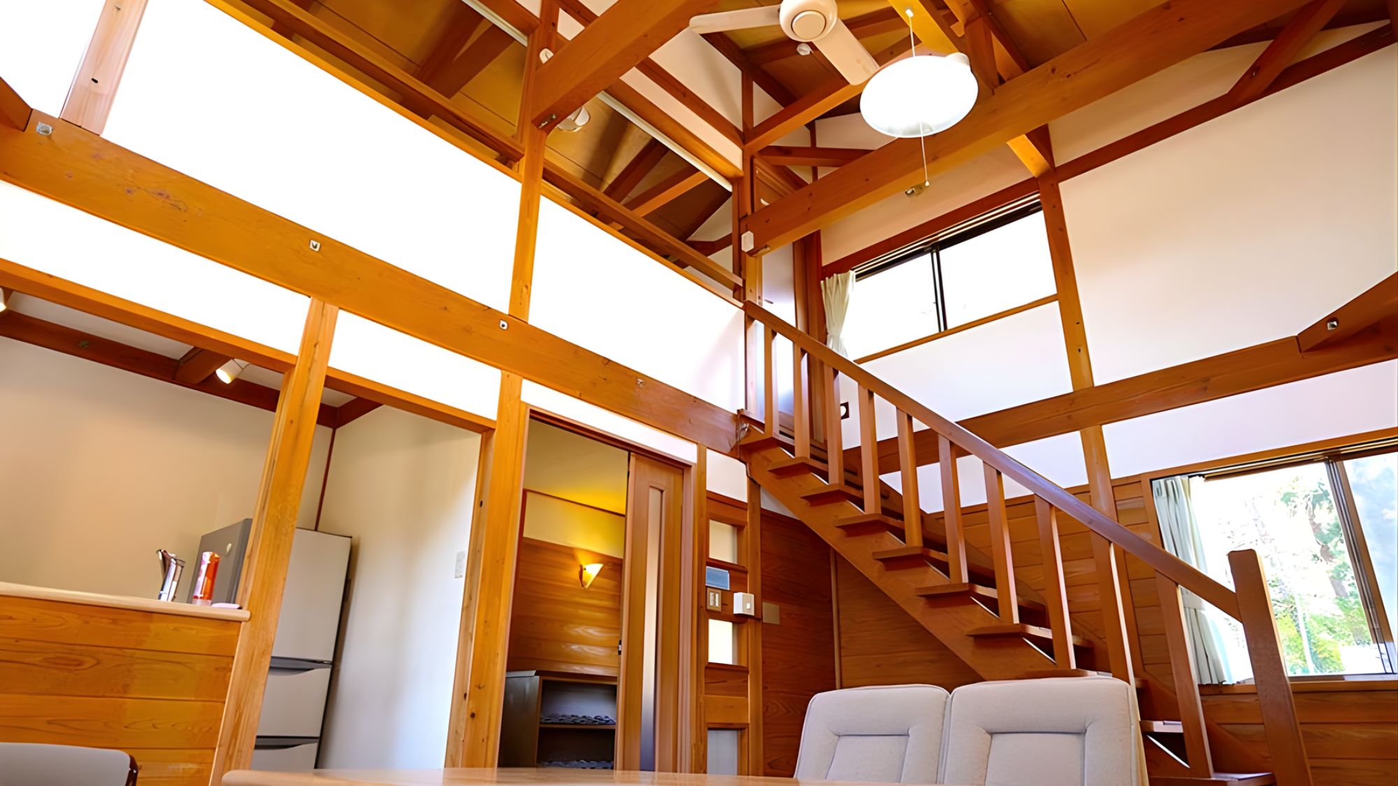 開放感のある高天井と木の温もりが感じられる居心地の良い室内