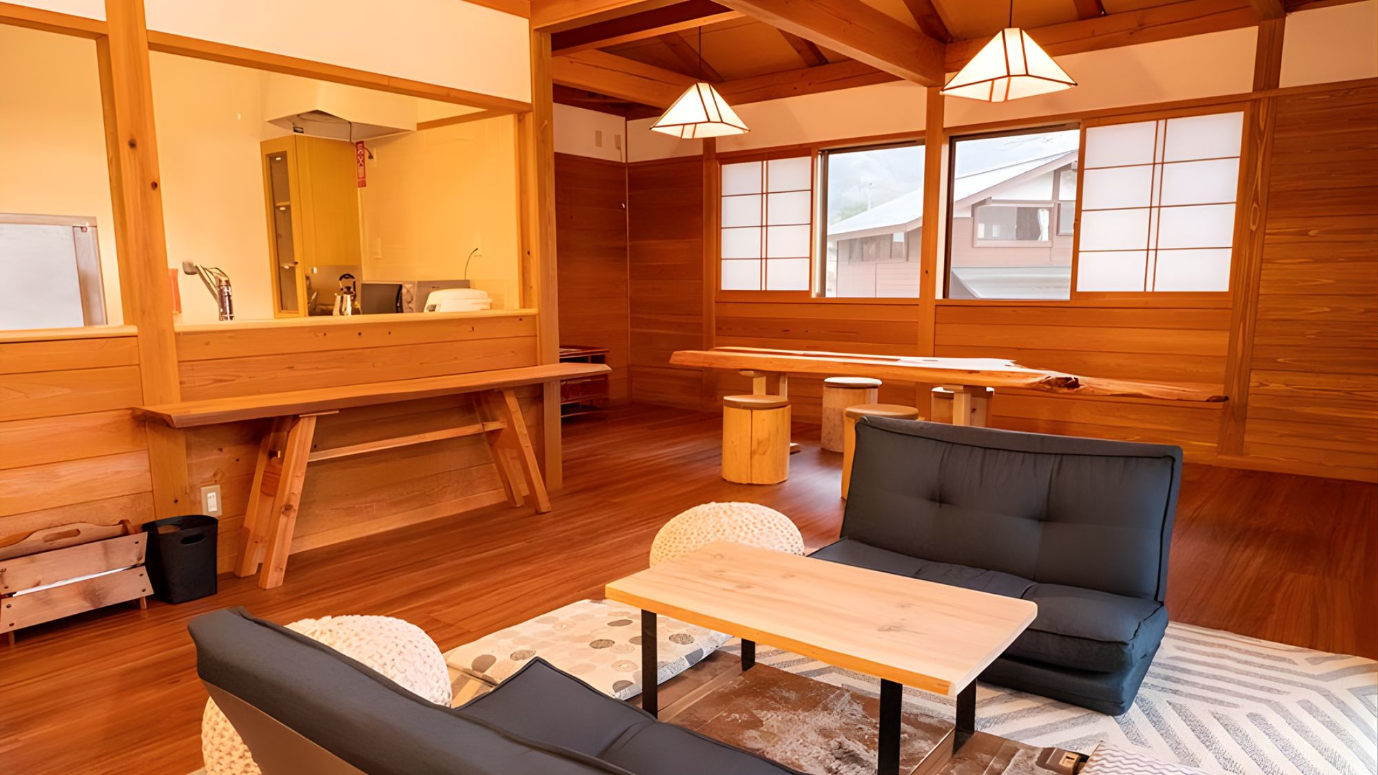 4名つつじ｜木の温もりが感じられる、開放感あふれるコテージ