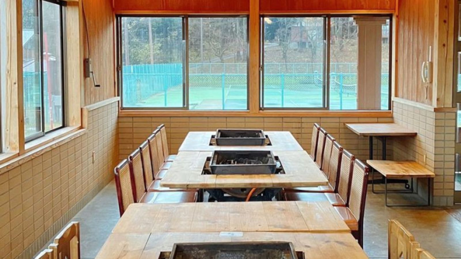 屋内BBQ場（暴風雨、冬季、積雪が多い場合のみ利用可）