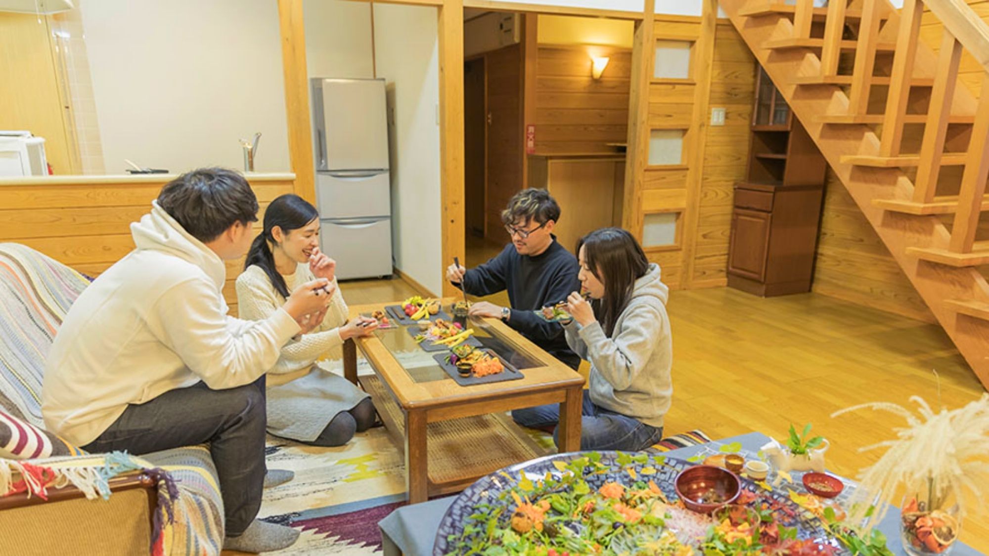 コテージで家族や友人と共に楽しむ、心温まる食事のひととき