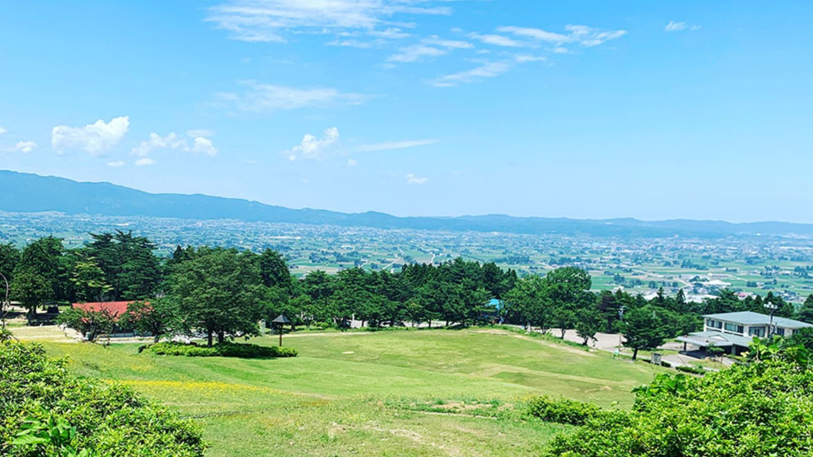 天気が良い日は青空と散居村を望める