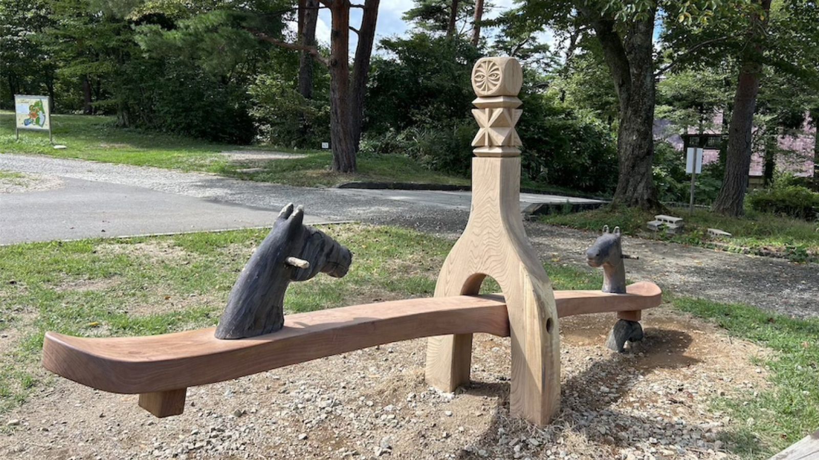 ピクニックエリアのシーソー