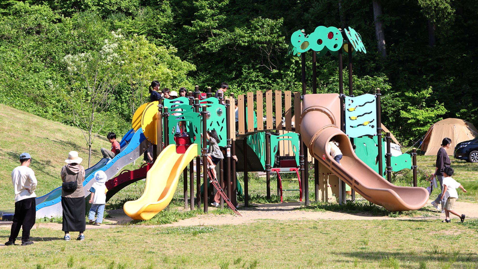 楽しくファミリーで遊ぶ笑顔が広がる、カラフルな遊具