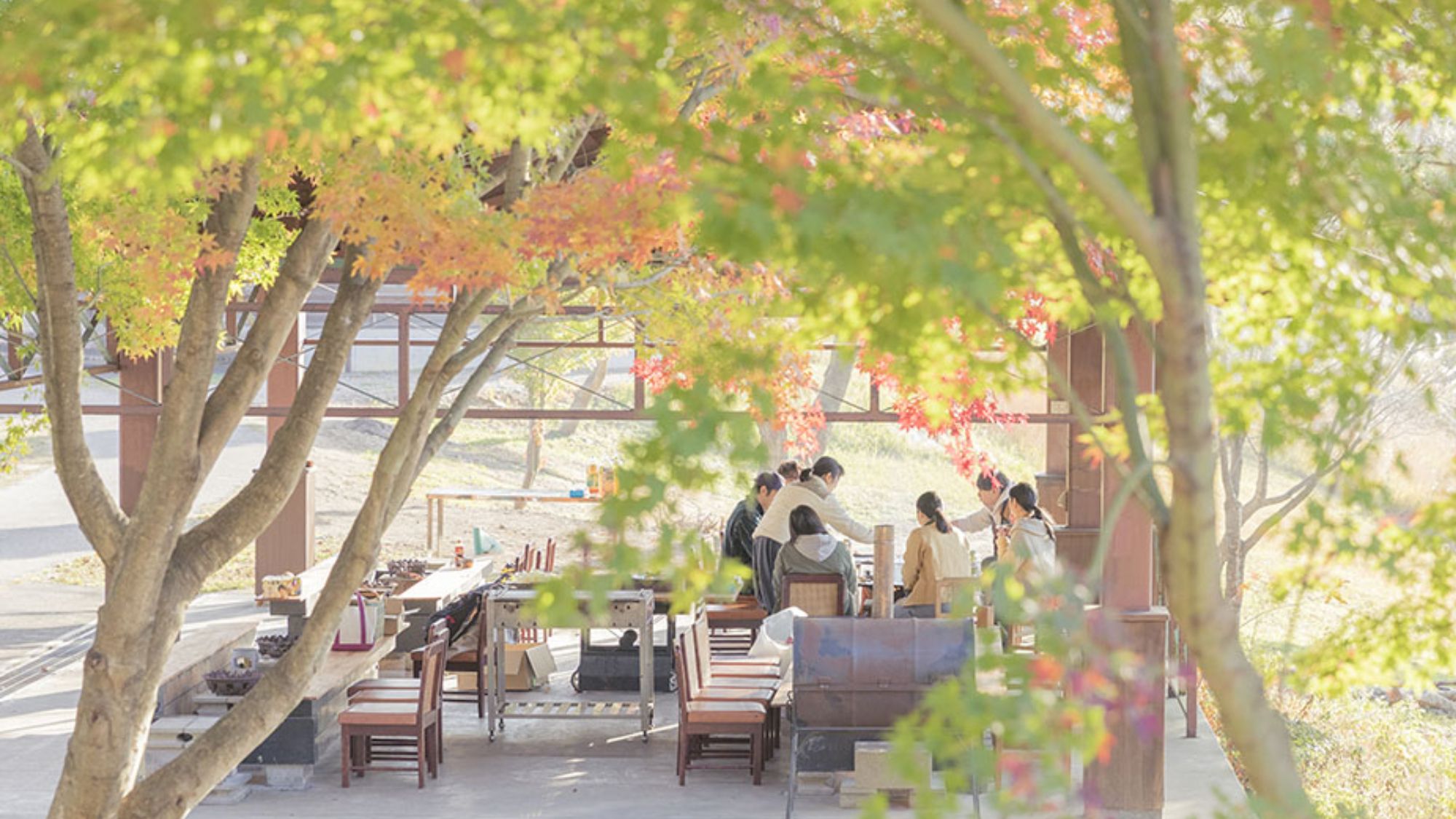 自然に囲まれた風景で、家族や仲間と楽しむBBQ