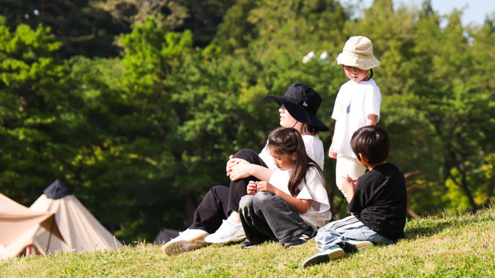 日光を存分に浴びて過ごせる芝生広場