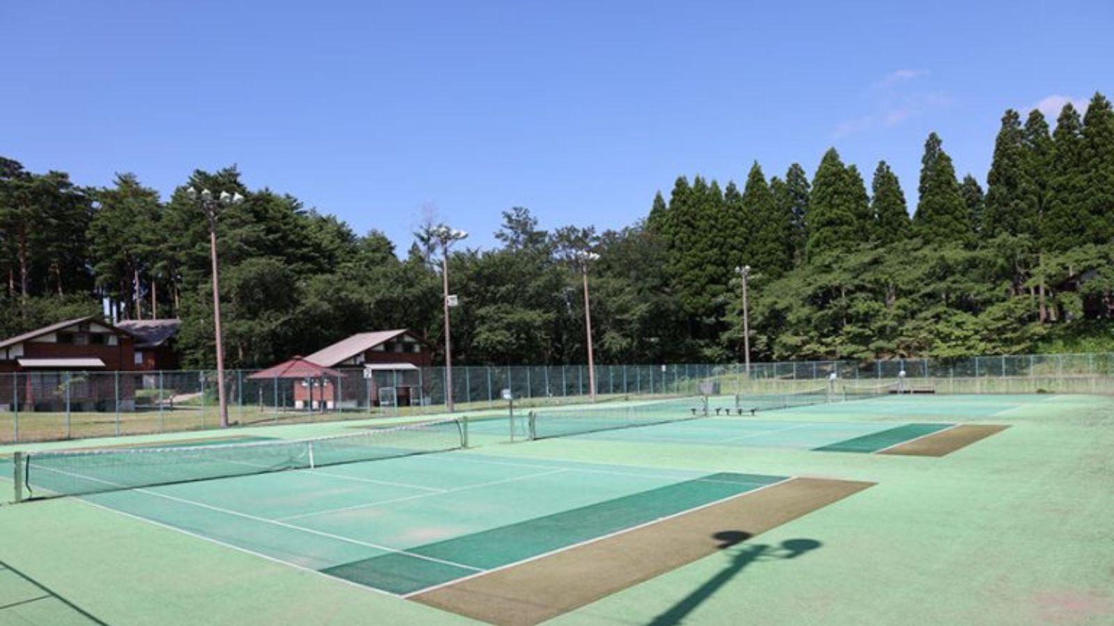 開放的な全４面のテニスコート