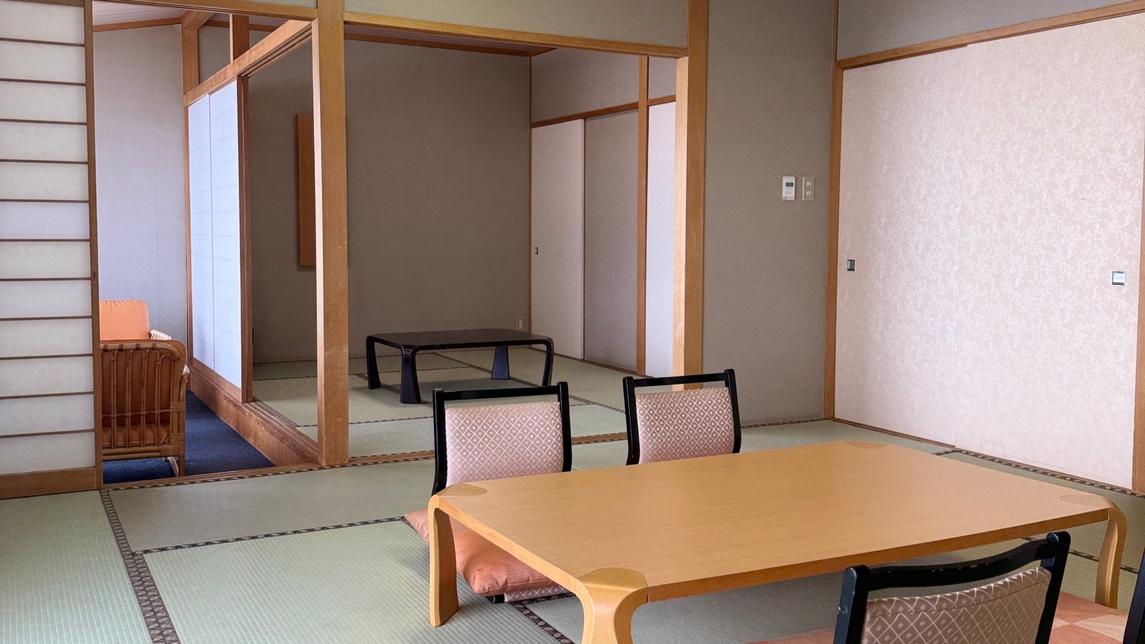 【海側二間和室】二間続きのゆったり客室。襖で仕切れるので三世代家族やグループ様でのご旅行におすすめ