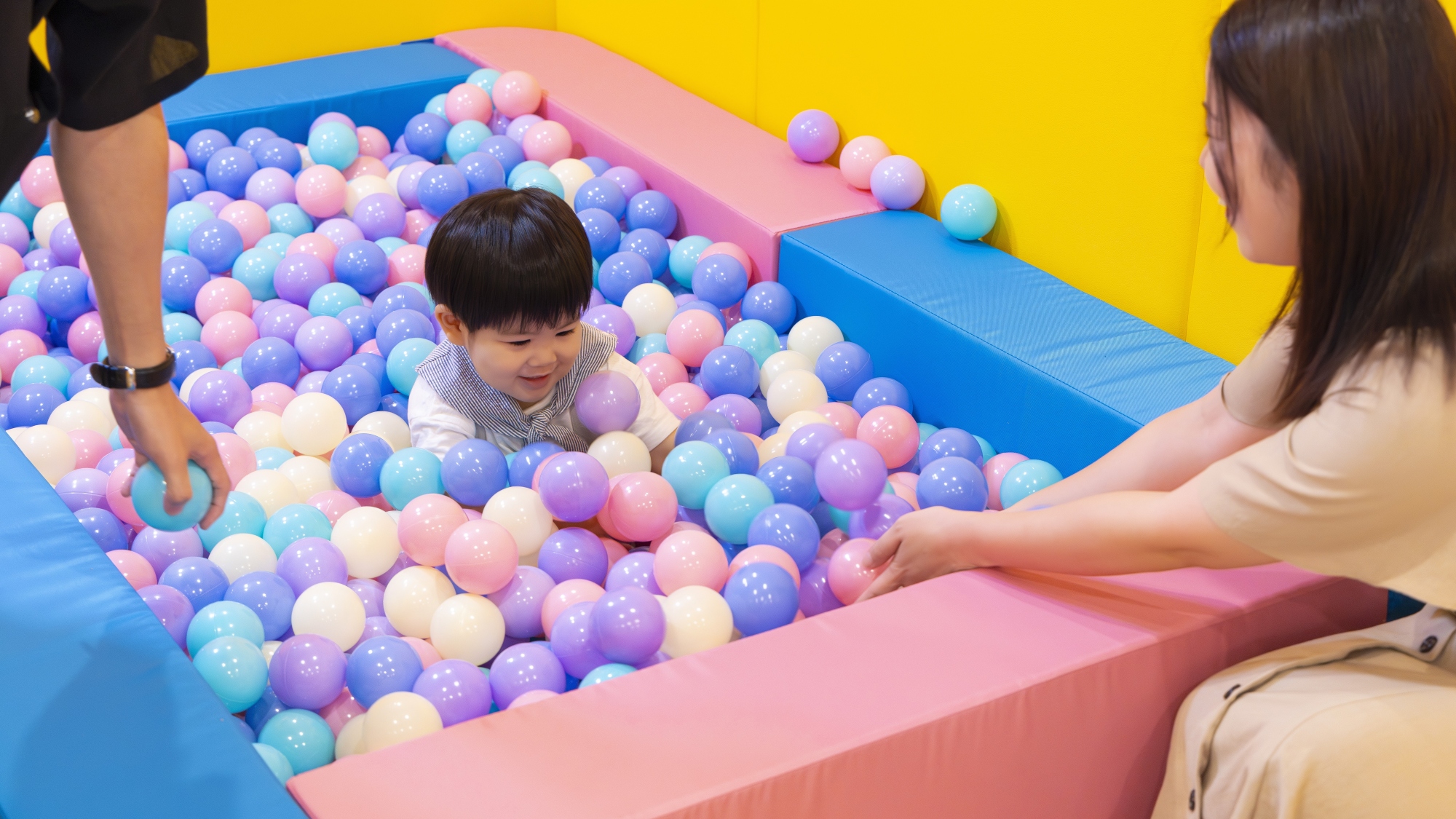 小さなお子さまが安心して楽しめる「わくわくひろば」人気のボールプールもございます