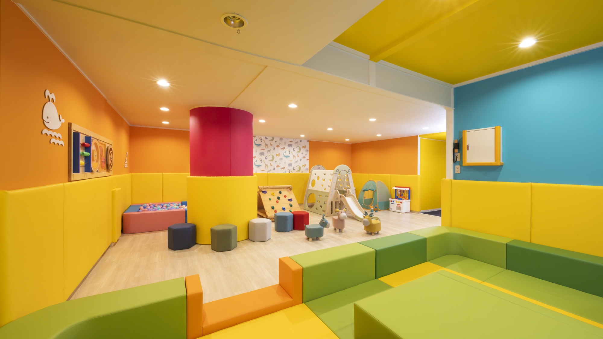 小さなお子さまが安心して楽しめる「わくわくひろば」遊びと学びが詰まったワクワクがいっぱいの空間です