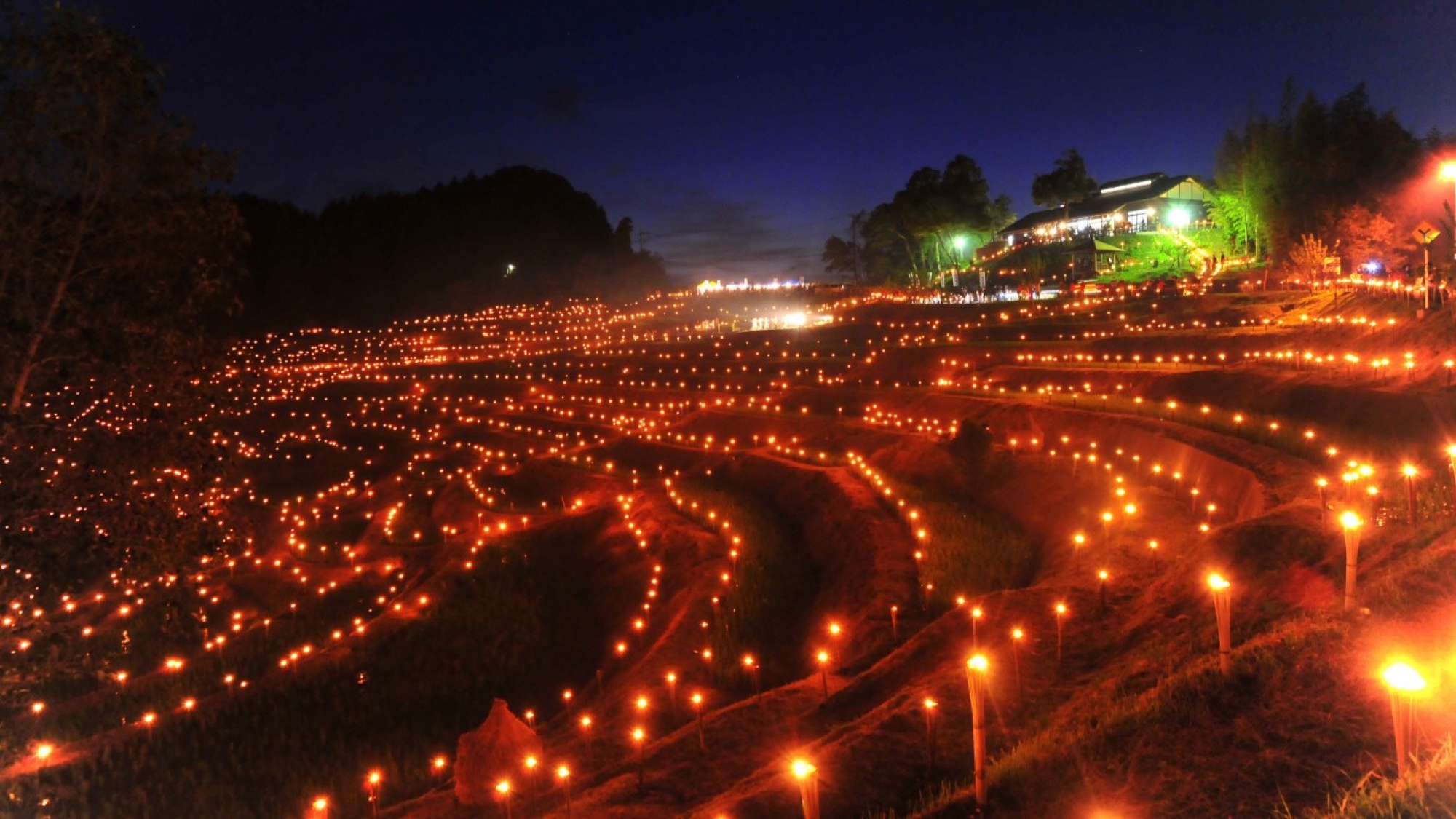 日本の棚田百選に選ばれた、大山千枚田では期間限定で１万のLEDキャンドルが灯ります