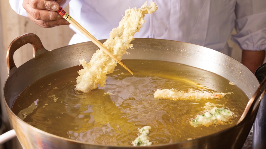 【ディナーバイキング】料理人が目の前で揚げた、アツアツの天ぷらをぜひお試しください！