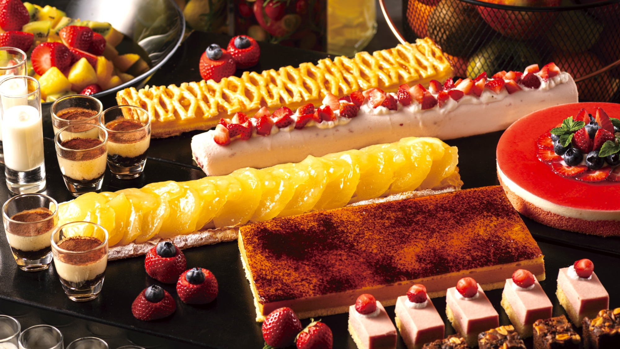 【ディナービュッフェ】スイーツコーナーには季節のケーキなどが揃います