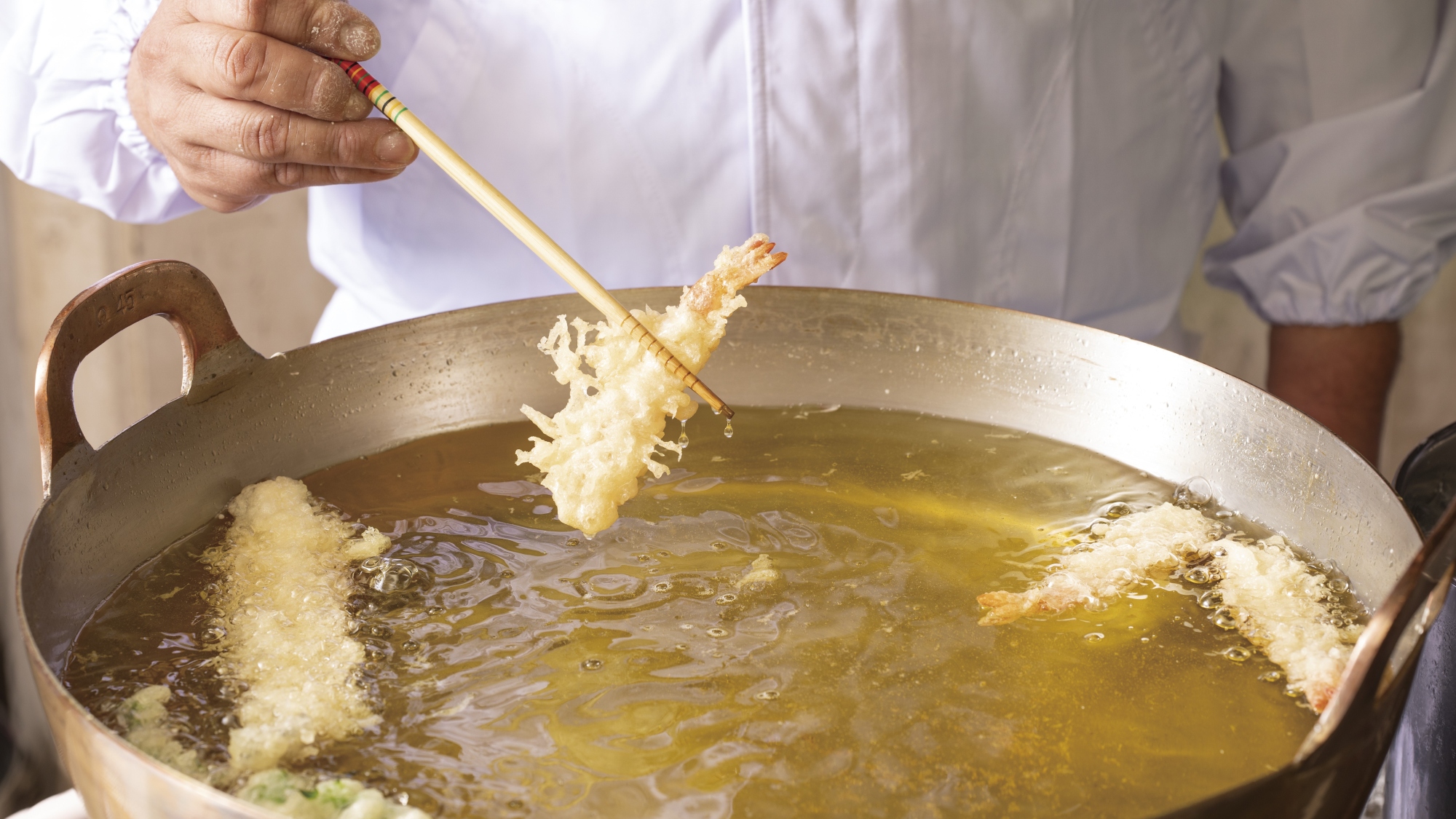 【ディナービュッフェ／ライブキッチン】揚げたての天ぷらをご用意しております