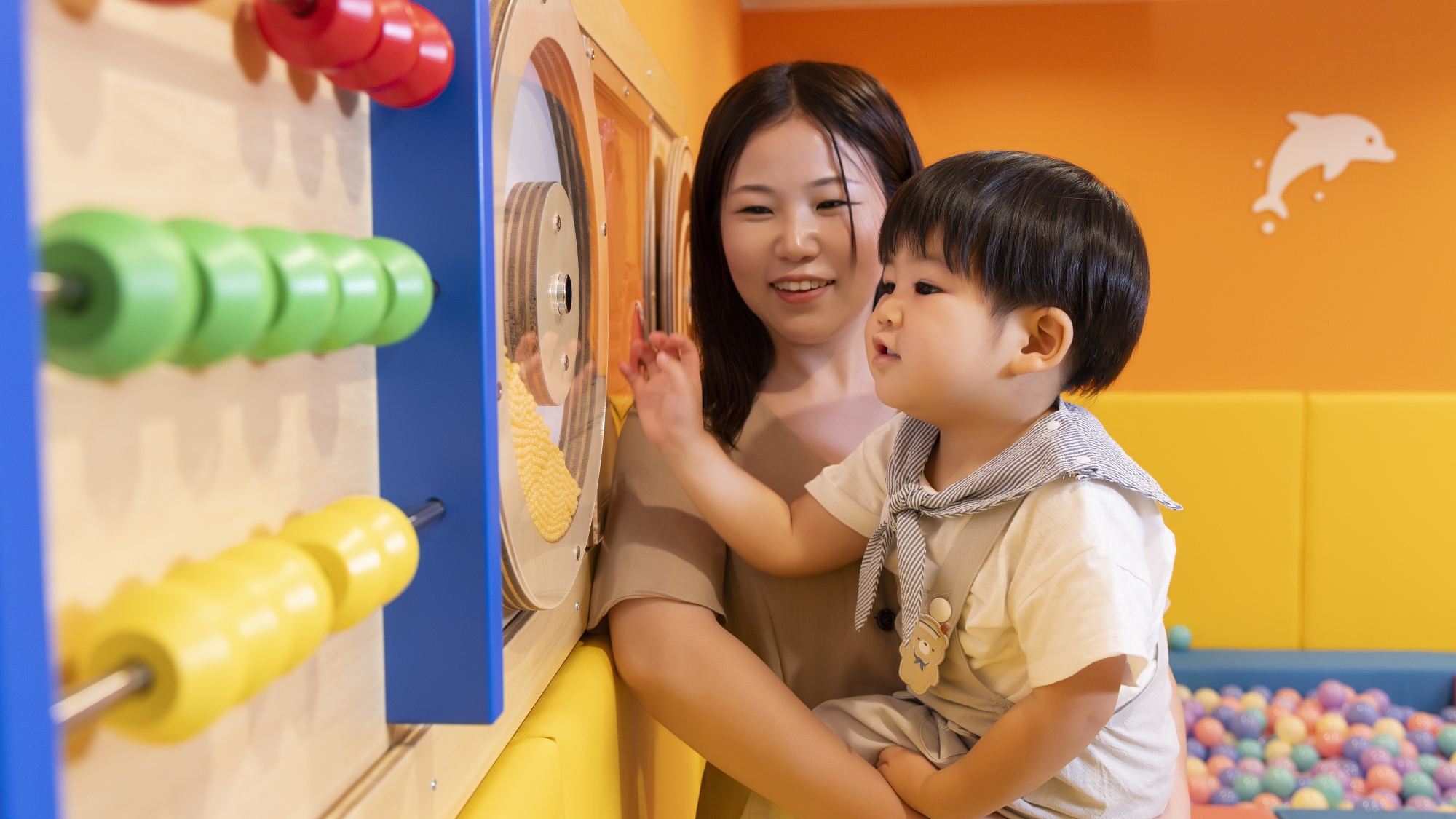 小さなお子さまが安心して楽しめる「わくわくひろば」遊びと学びが詰まったワクワクがいっぱいの空間です