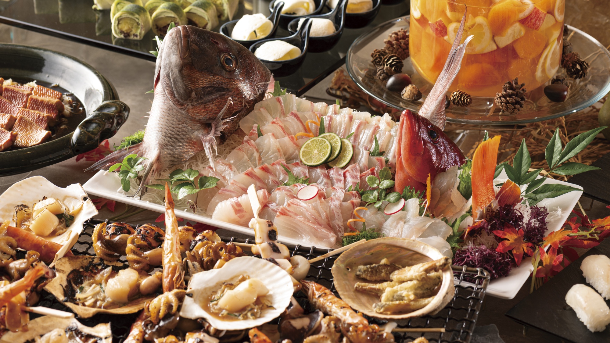 【ディナービュッフェ】近隣漁港で水揚げされた新鮮な魚はお刺身でお召し上がりいただけます