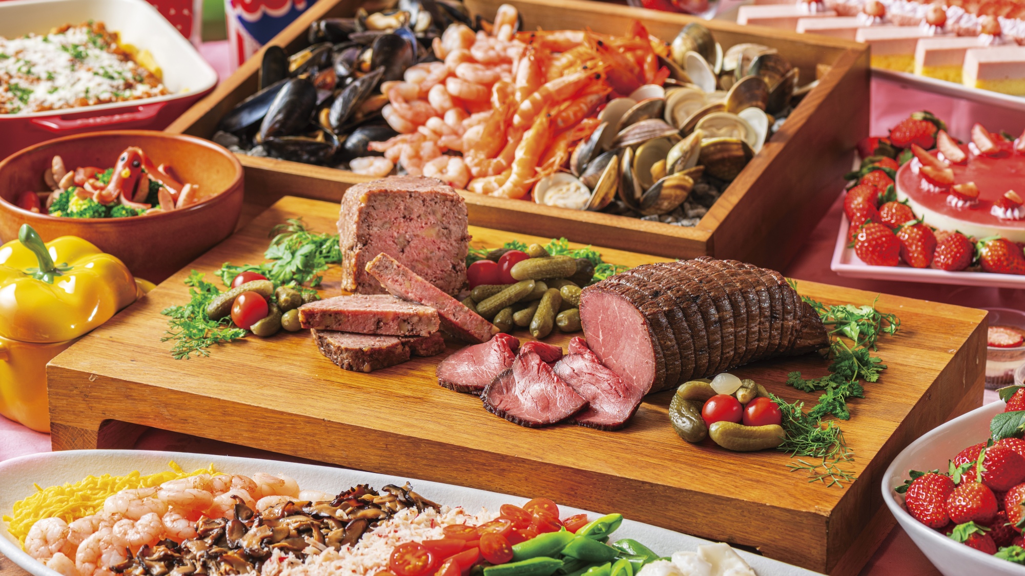 3月20日～5月10日限定「ストロベリー＆キッズバイキング」海鮮＆お肉メニューも盛りだくさん！