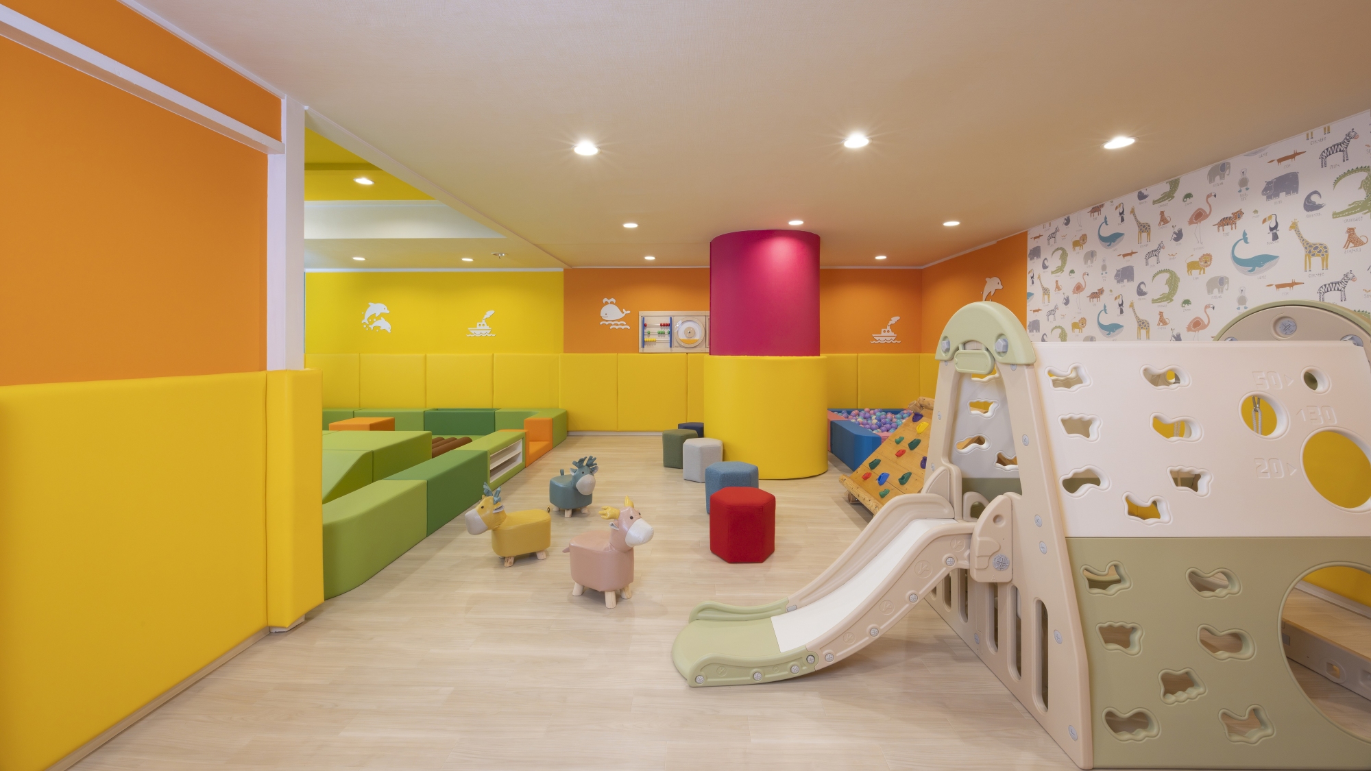 小さなお子さまが自由に楽しめる「わくわくひろば」。お子さまの好奇心を掻き立てる遊具がございます。