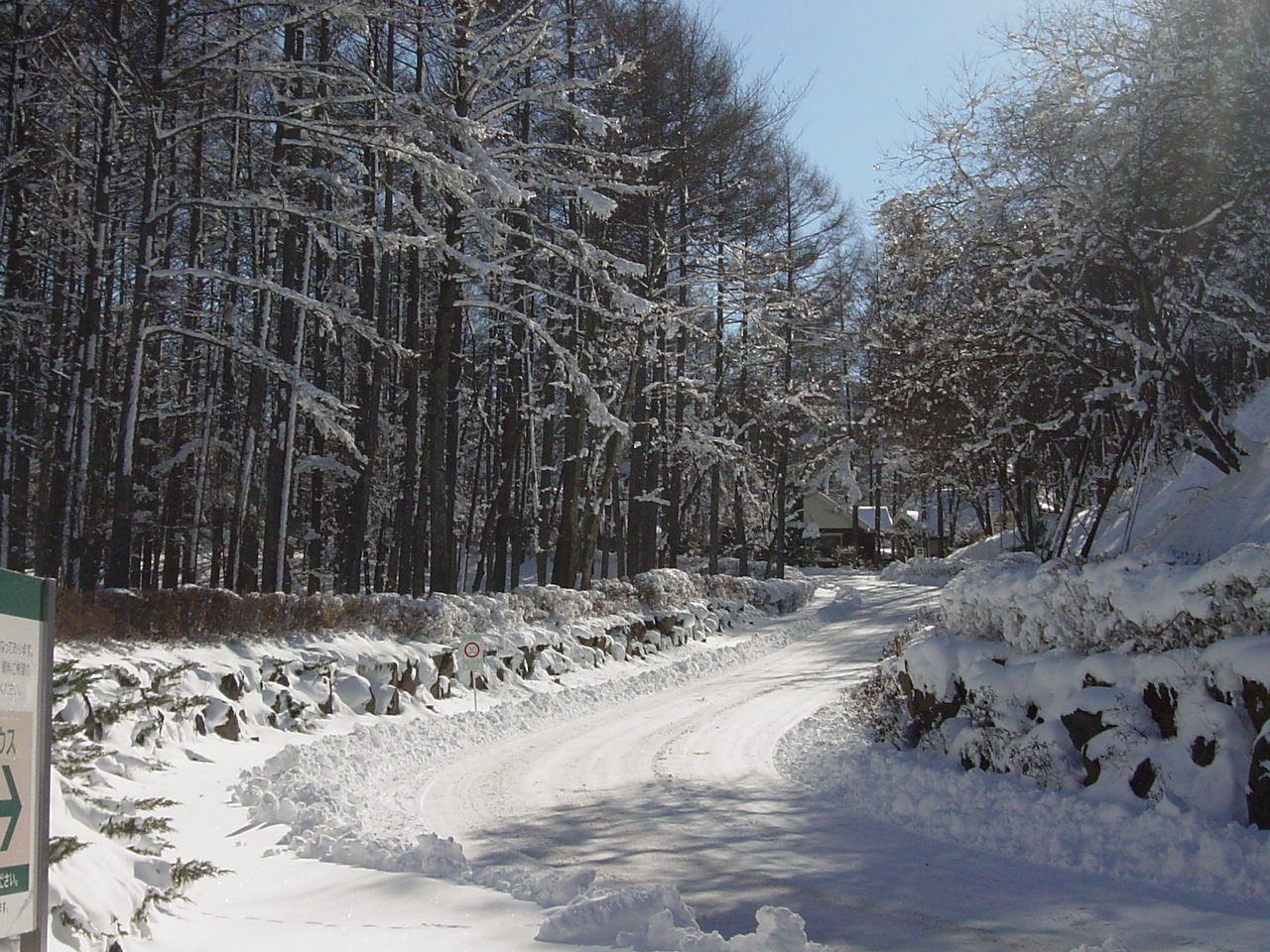 貸別荘の立地する別荘地「オナーズヒル軽井沢」の冬のメインゲート