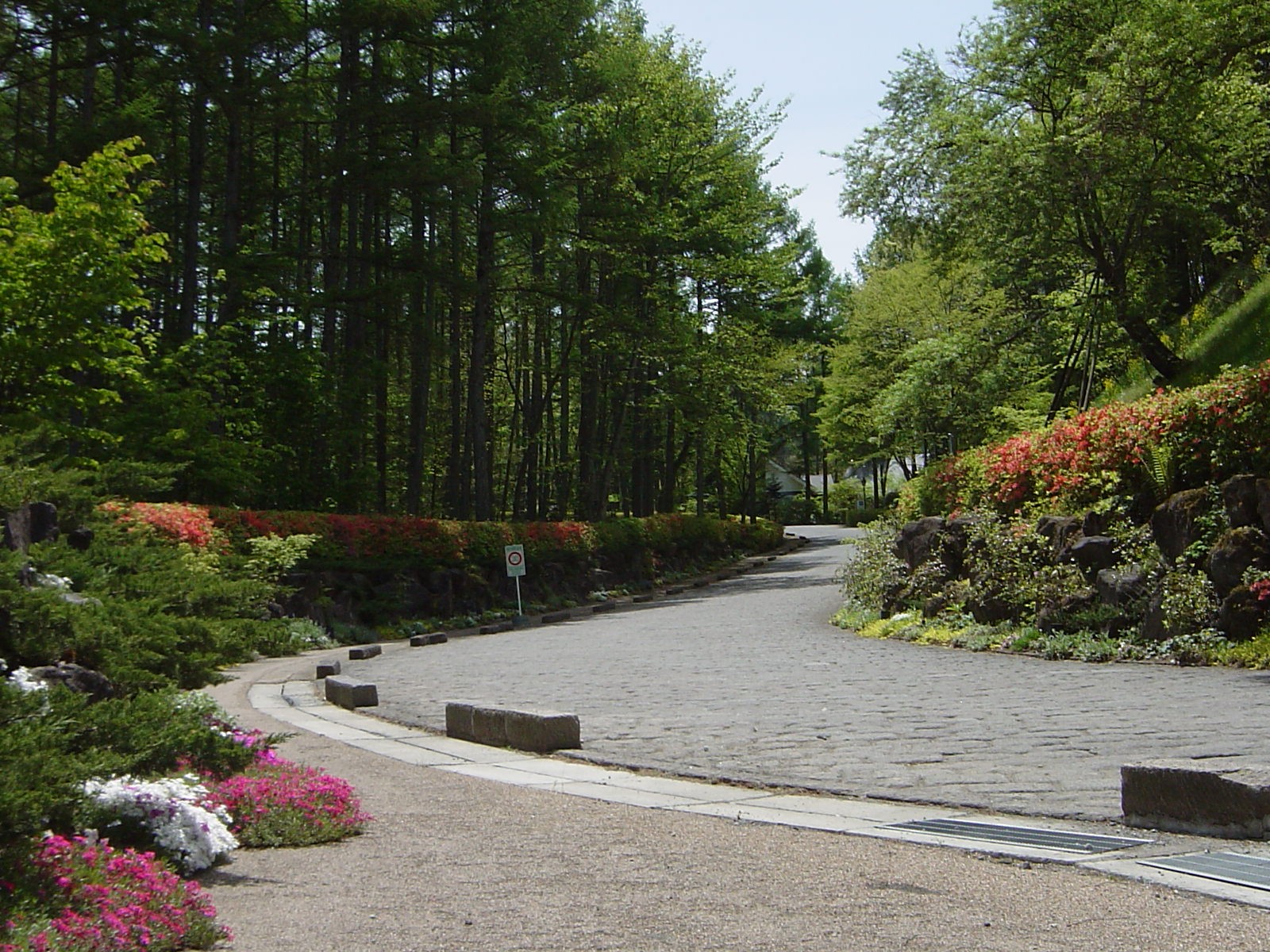 貸別荘の立地する別荘地「オナーズヒル軽井沢」のメインゲート