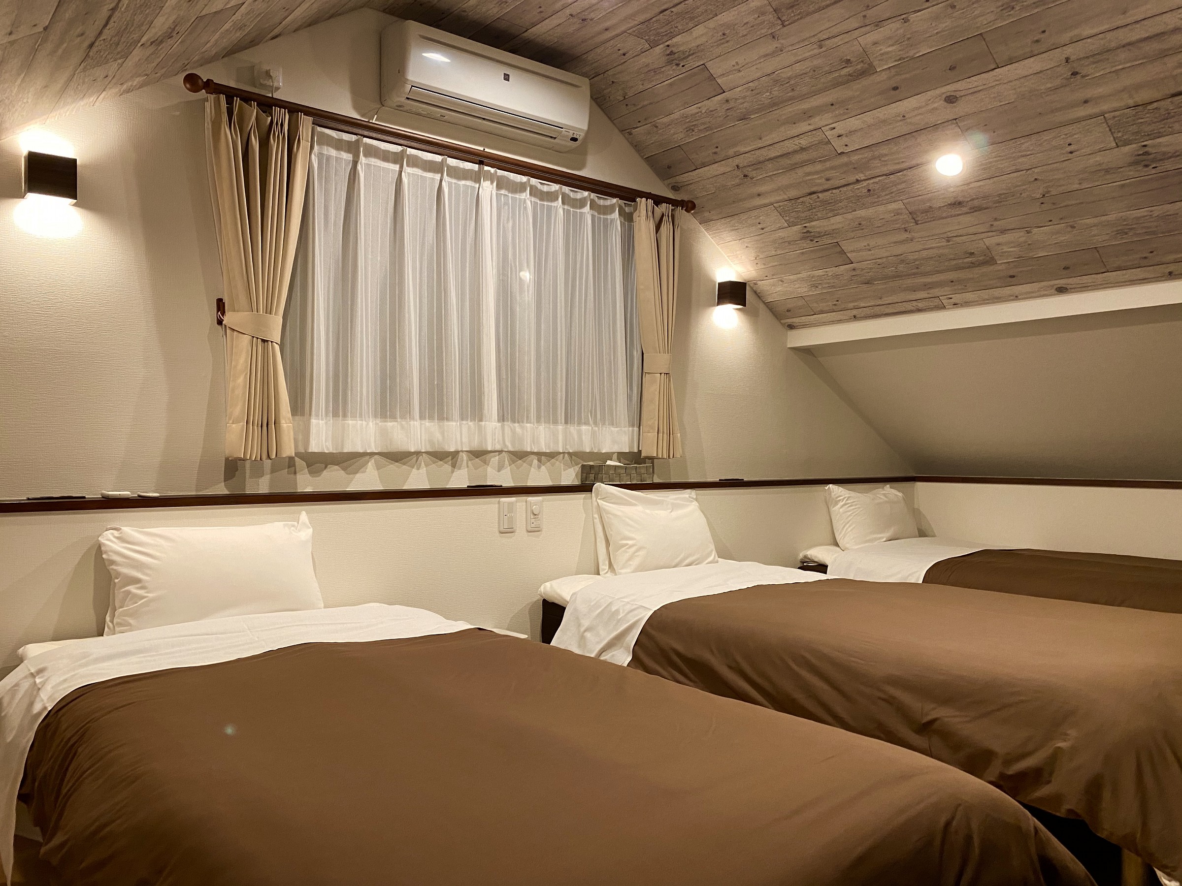 オナーズヒル９　２階ベッドルーム（シングル&times;３）