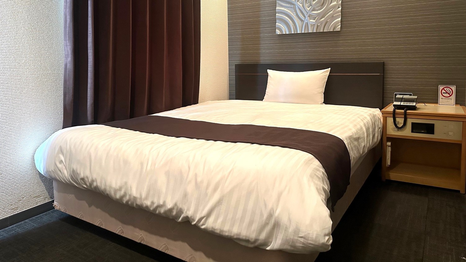 ダブル：デュベスタイルの掛布団×シモンズ社製140cm幅ベッド！快適な空間でお寛ぎ下さい