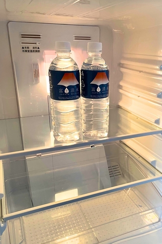 冷蔵庫の中にお水を宿泊人数分ご用意しております。