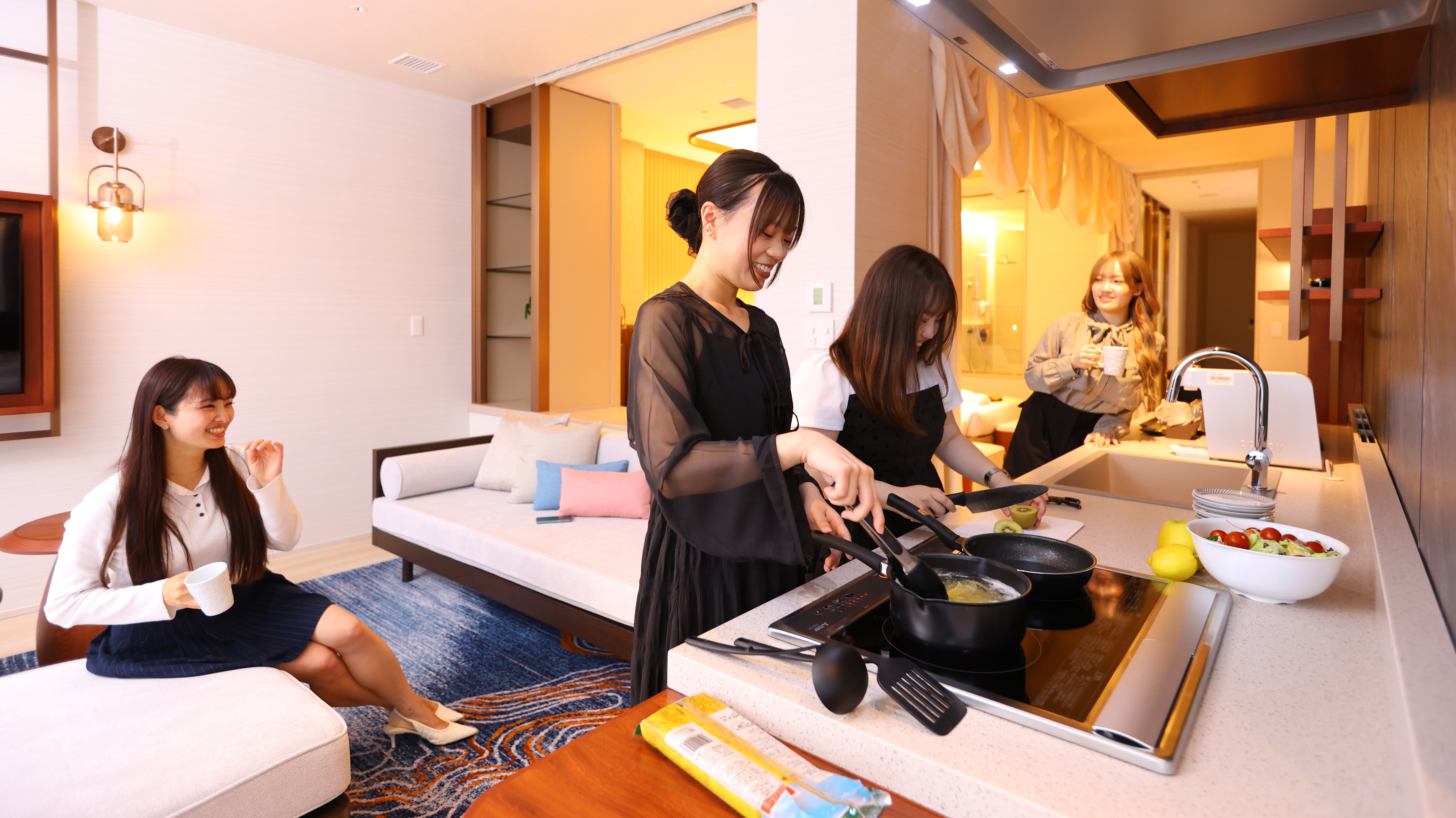 キッチン付きのエグゼクティブスイートでみんなで楽しくクッキングタイム☆当ホテルならではの過ごし方♪