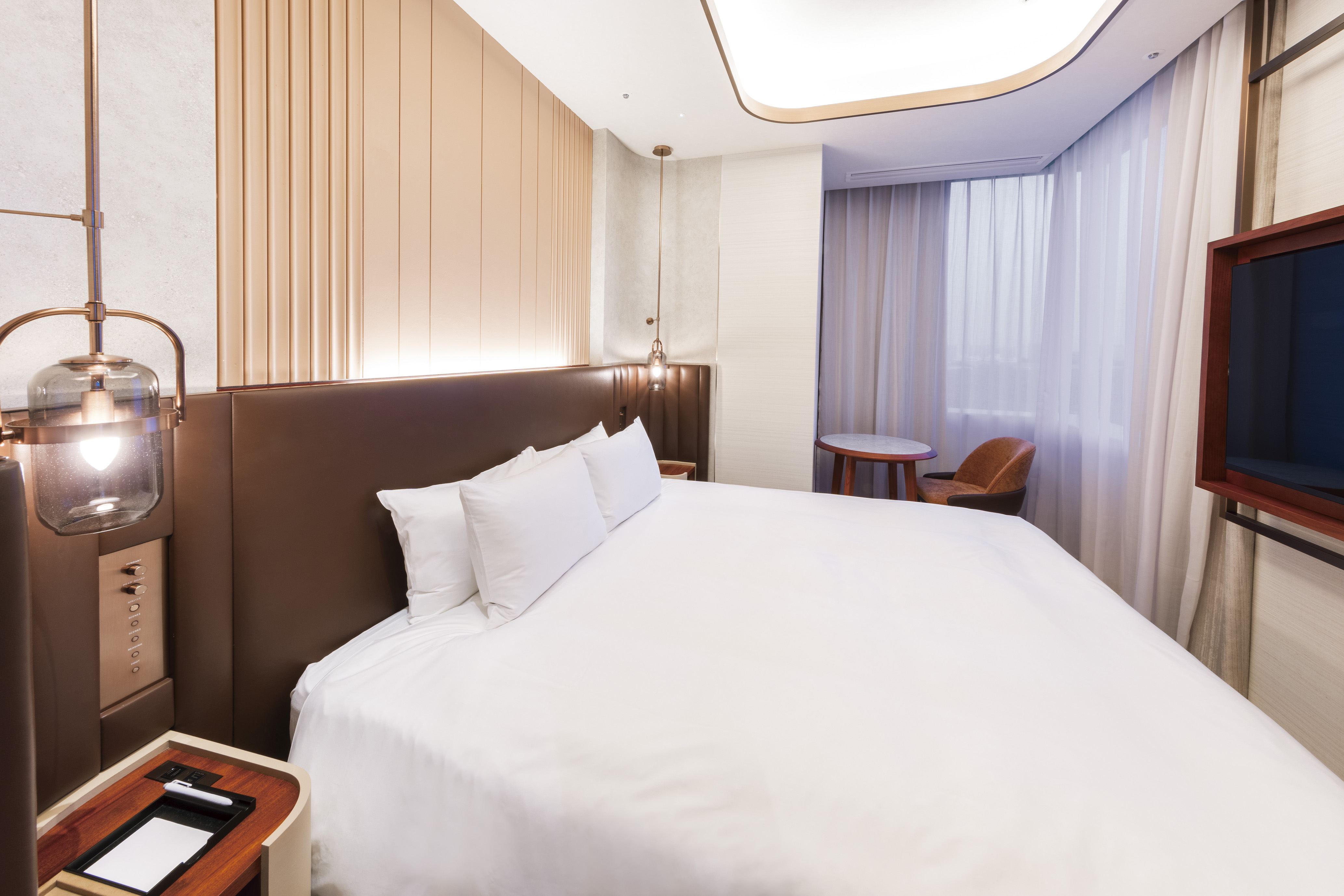 セミスイートダブルルーム(ビューバス付き) キングサイズベッドでゆったりとお休みください。