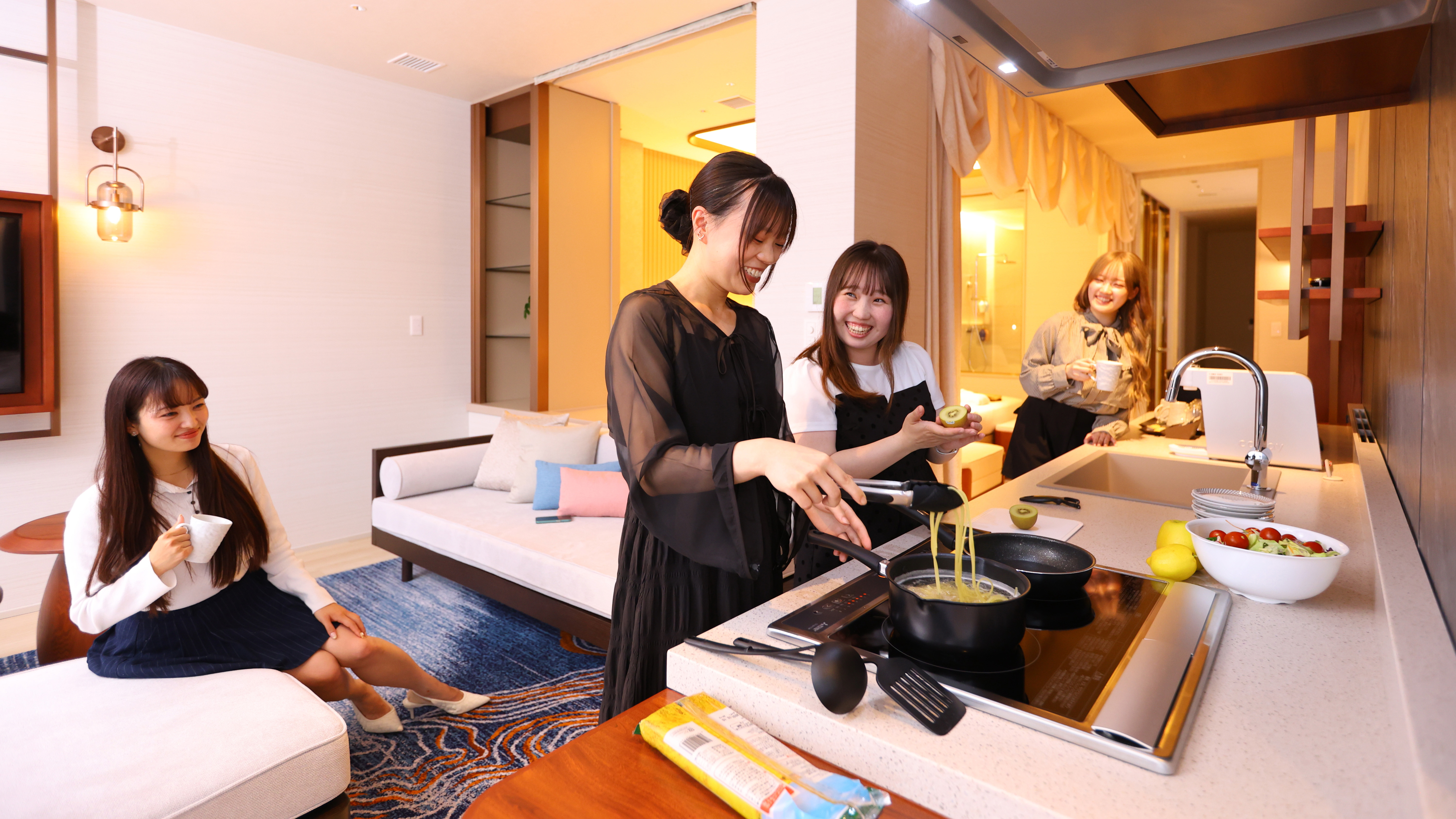 キッチン付きのエグゼクティブスイートでみんなで楽しくクッキングタイム☆当ホテルならではの過ごし方♪