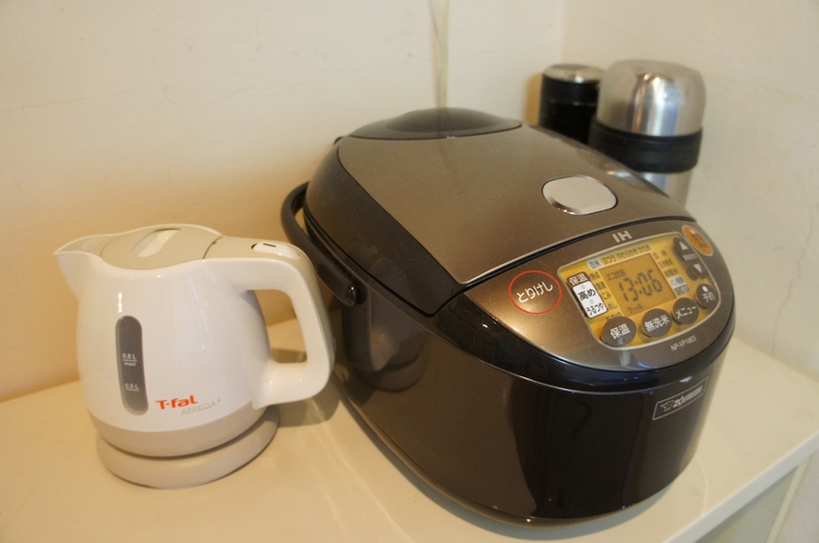 炊飯器と湯沸かしポット
