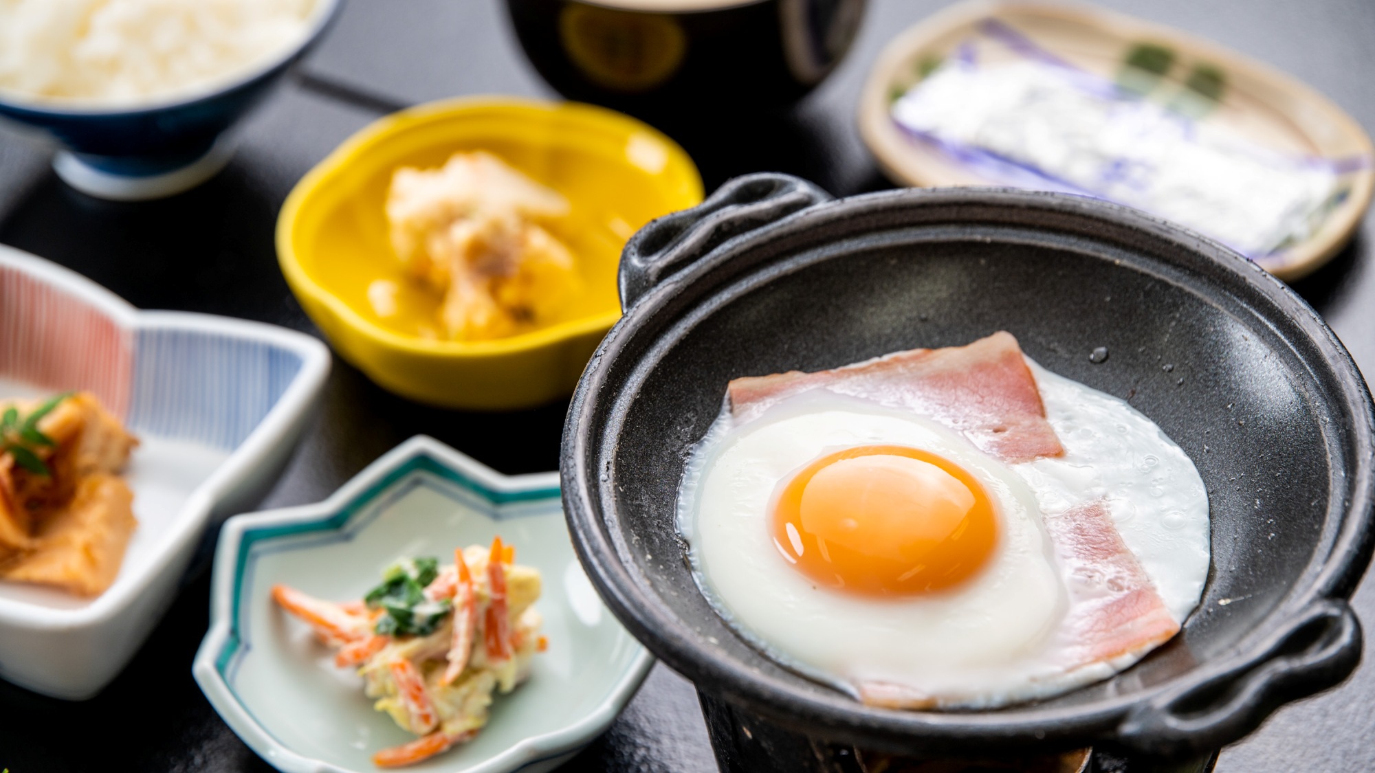 【朝食】裏の畑で採れたお野菜を女将が作ったお味噌汁・佃煮やお惣菜、お漬物などをお楽しみください