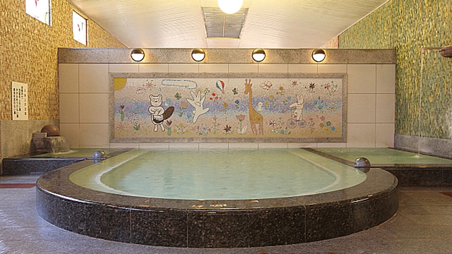 ・別館の大浴場。一般開放もしております。地元の子供たちに描いてもらった動物たちのタイル画が癒されます