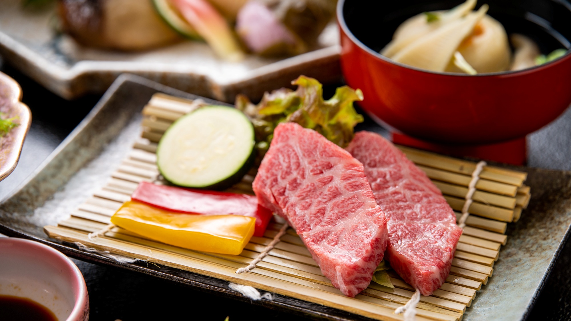 【少食プラン】霜降りのお肉は柔らかく口に入れた瞬間にとろける食感と脂肪の甘味をご堪能ください