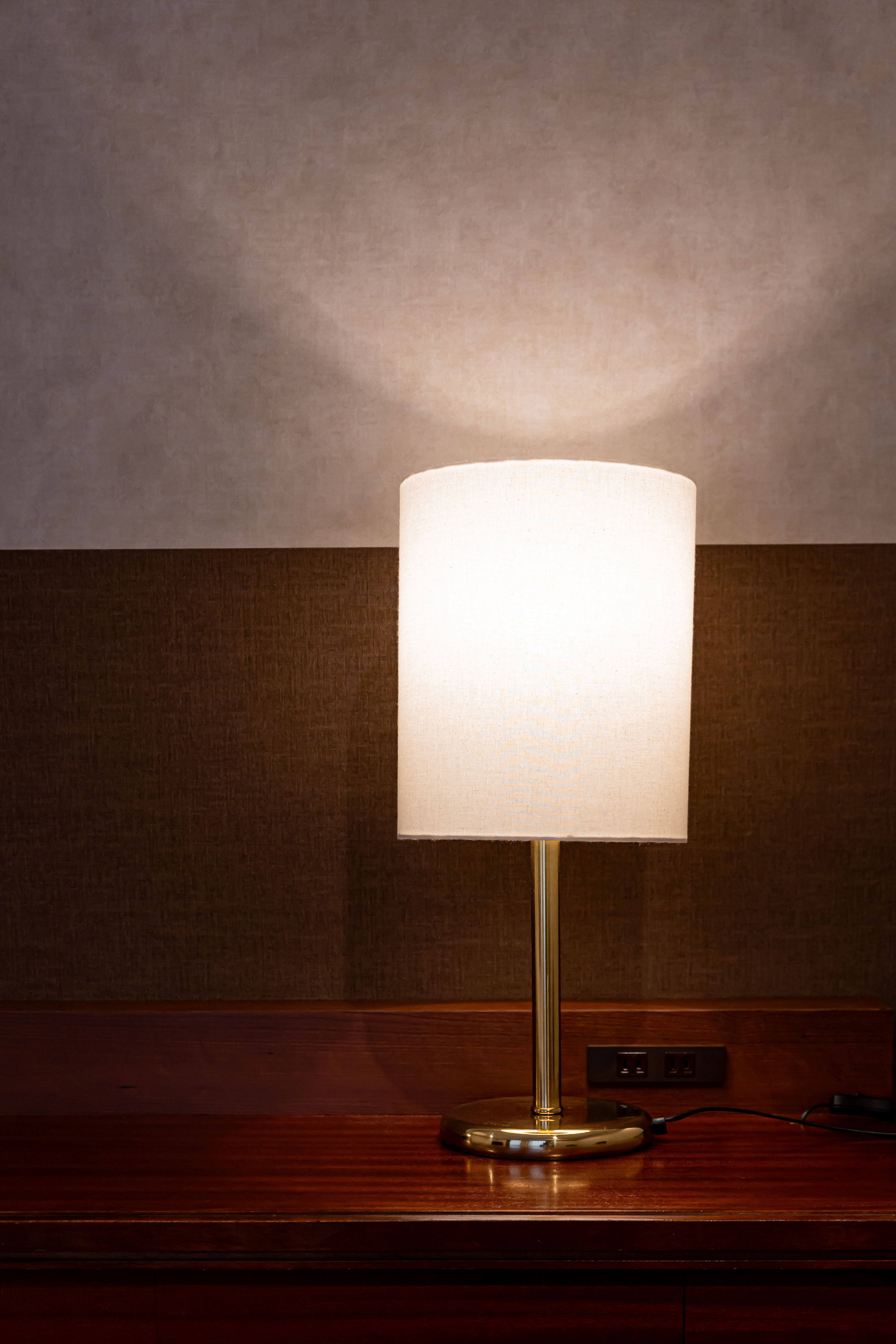 ユニバーサルルーム_デスクライト