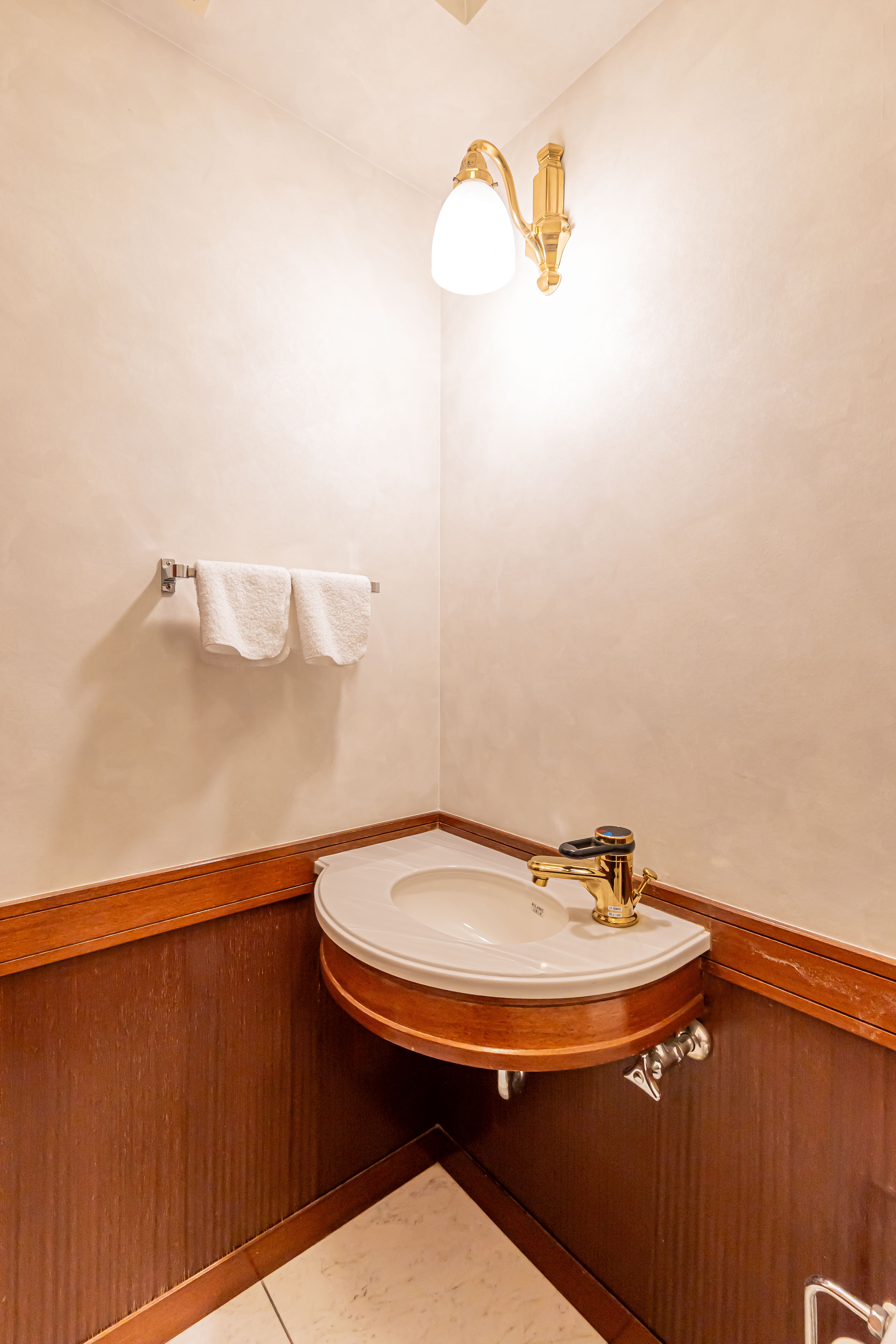 デラックスツインルーム_トイレ横洗面