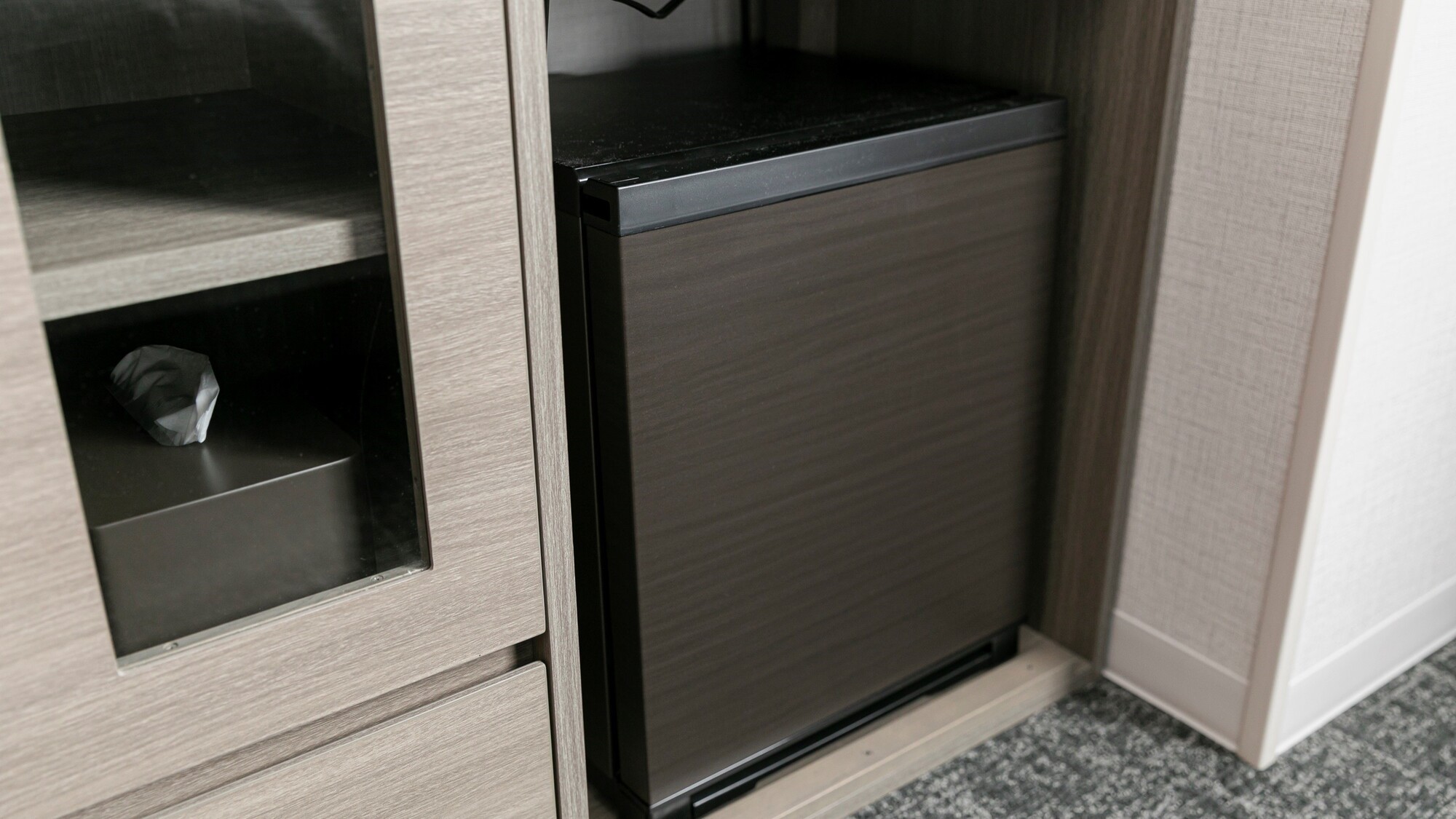 全室にコンパクトな静音タイプ冷蔵庫完備