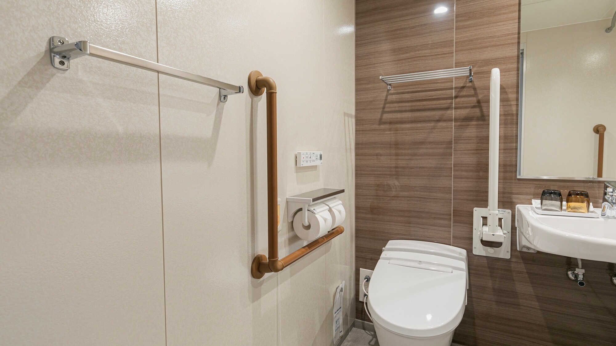 【ユニバーサルルーム】　補助用の手すりを備えた安心トイレ空間です