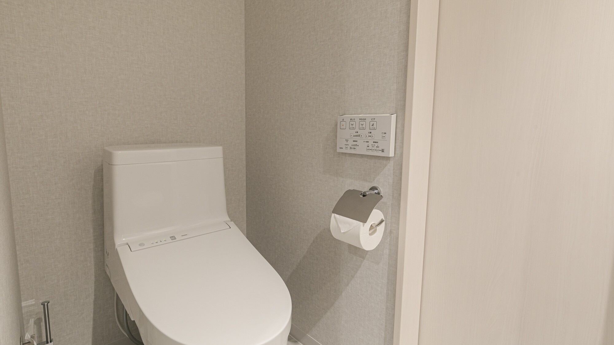 お部屋のトイレは温水洗浄便座でございます