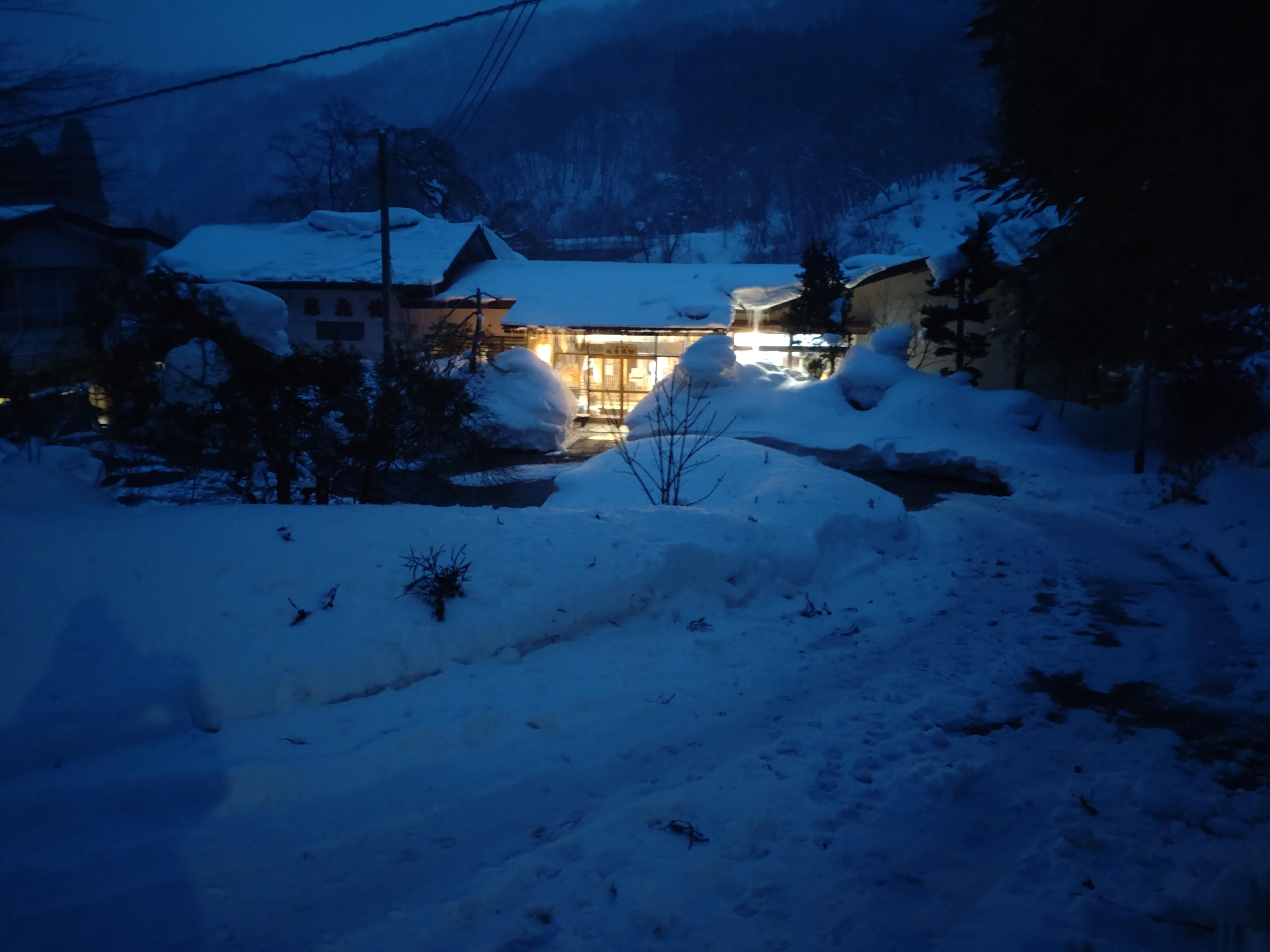 雪景色の佐藤旅館